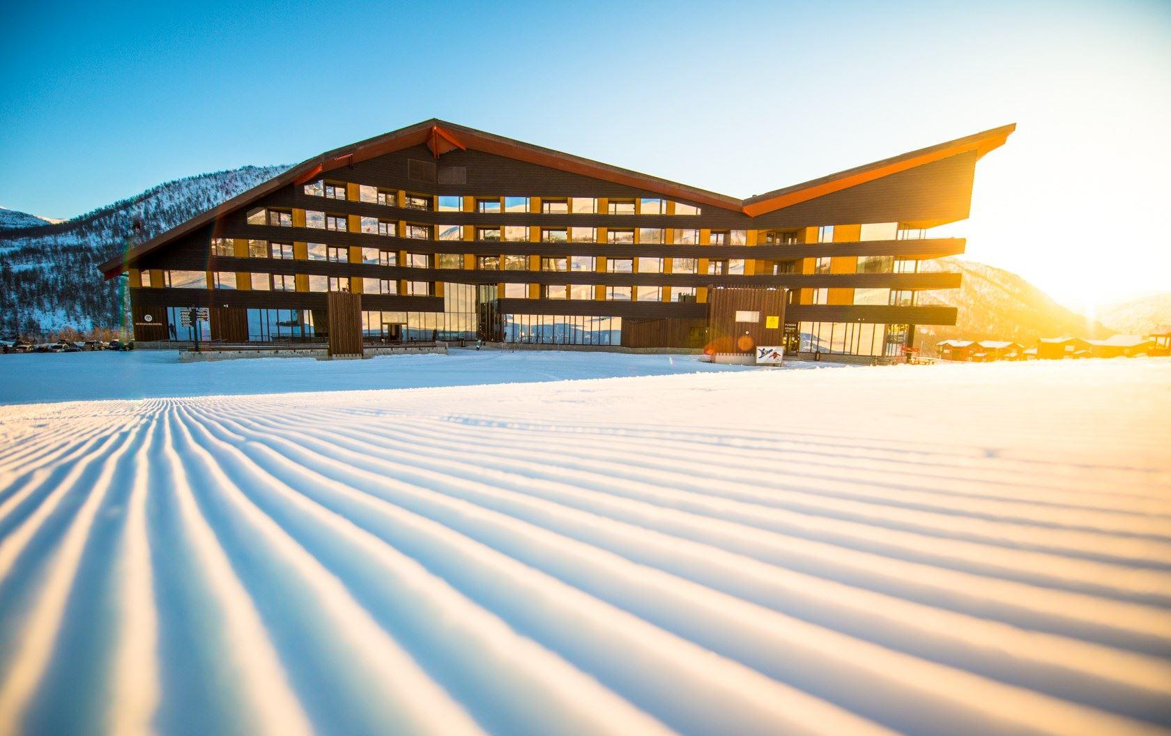 Snø ligg fint md sol og hotell