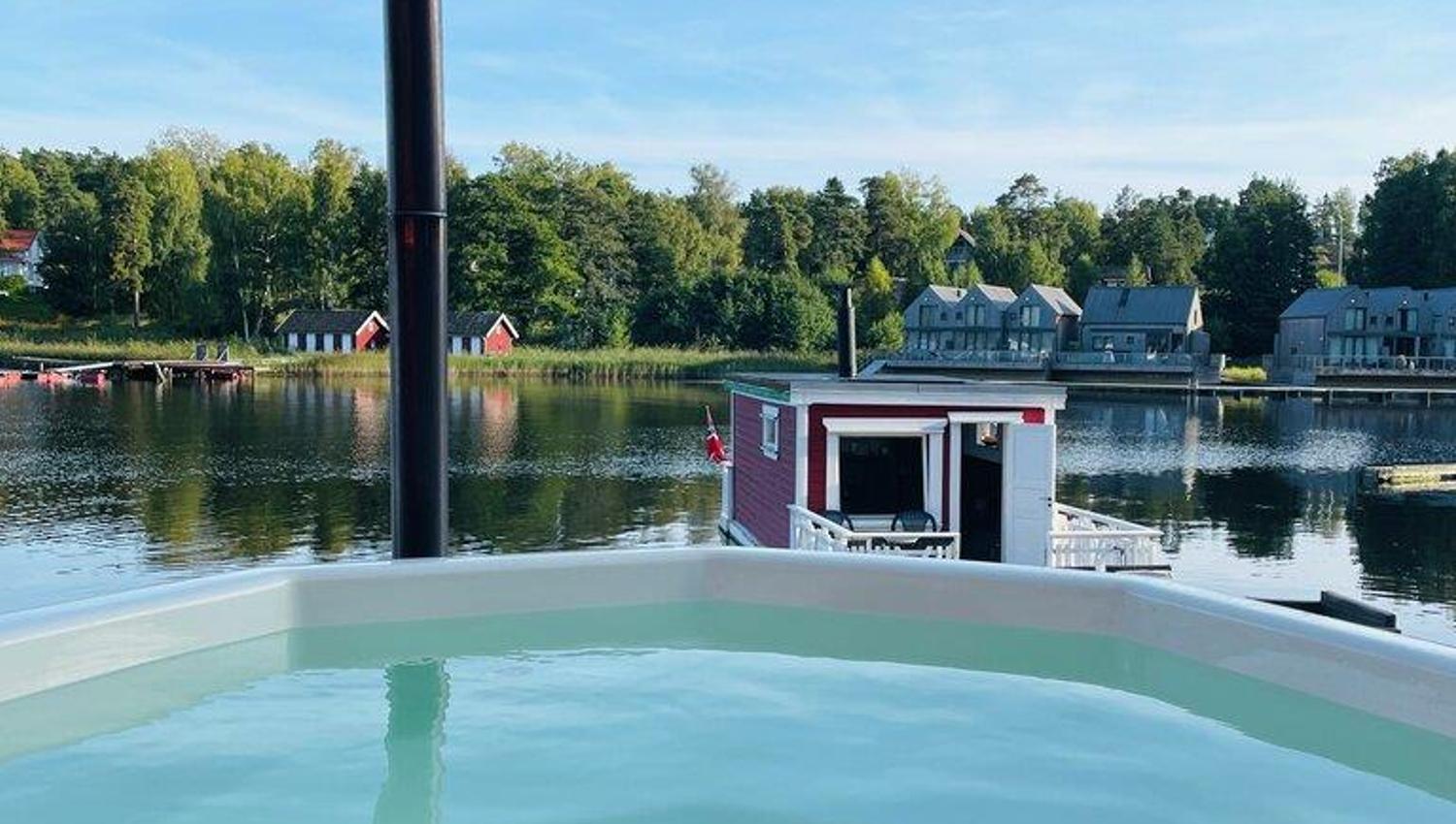 Utendørs boblebad med utsikt mot sjøen og småbåthavnen på Hankø.