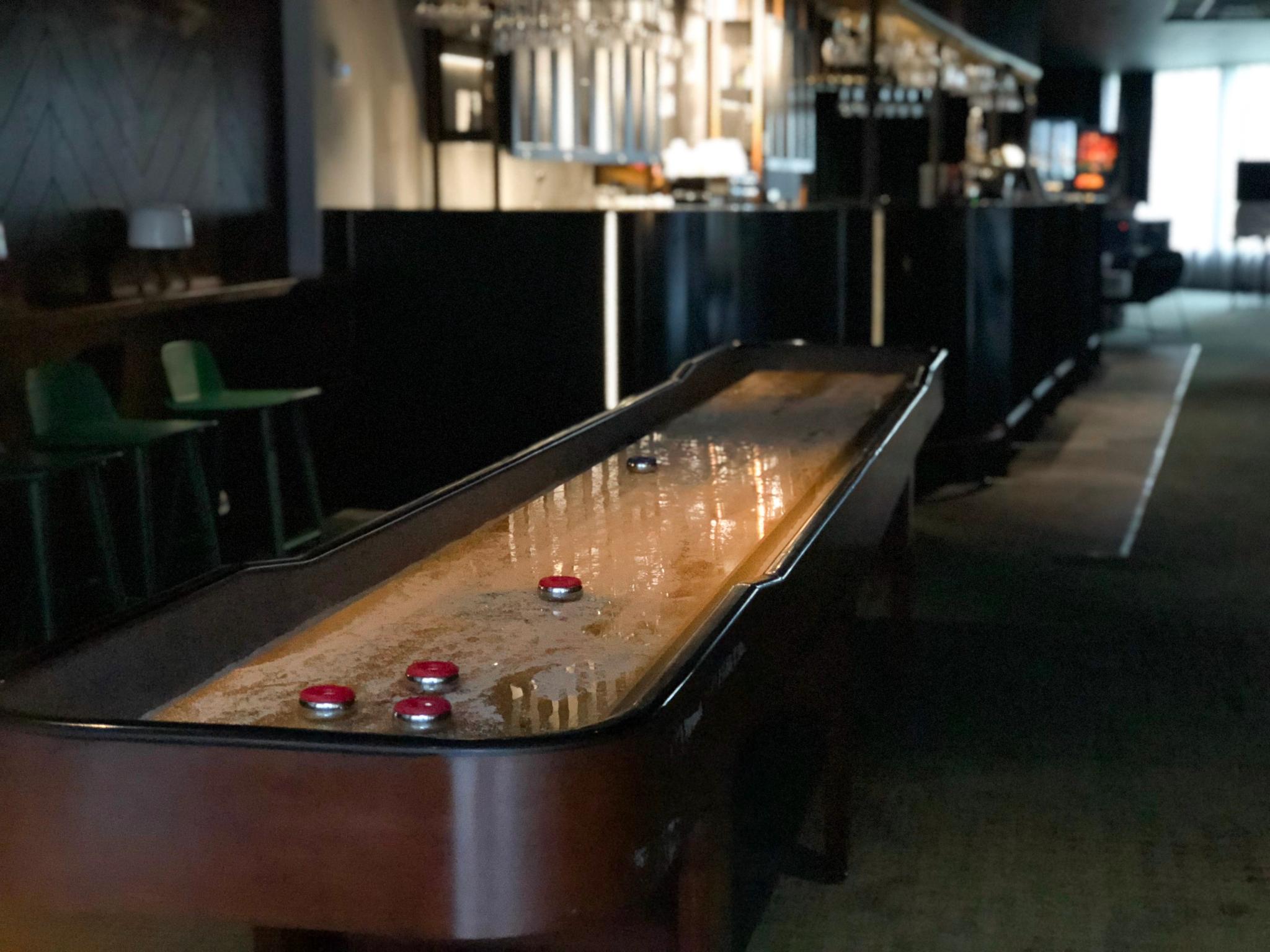shuffle board i bar