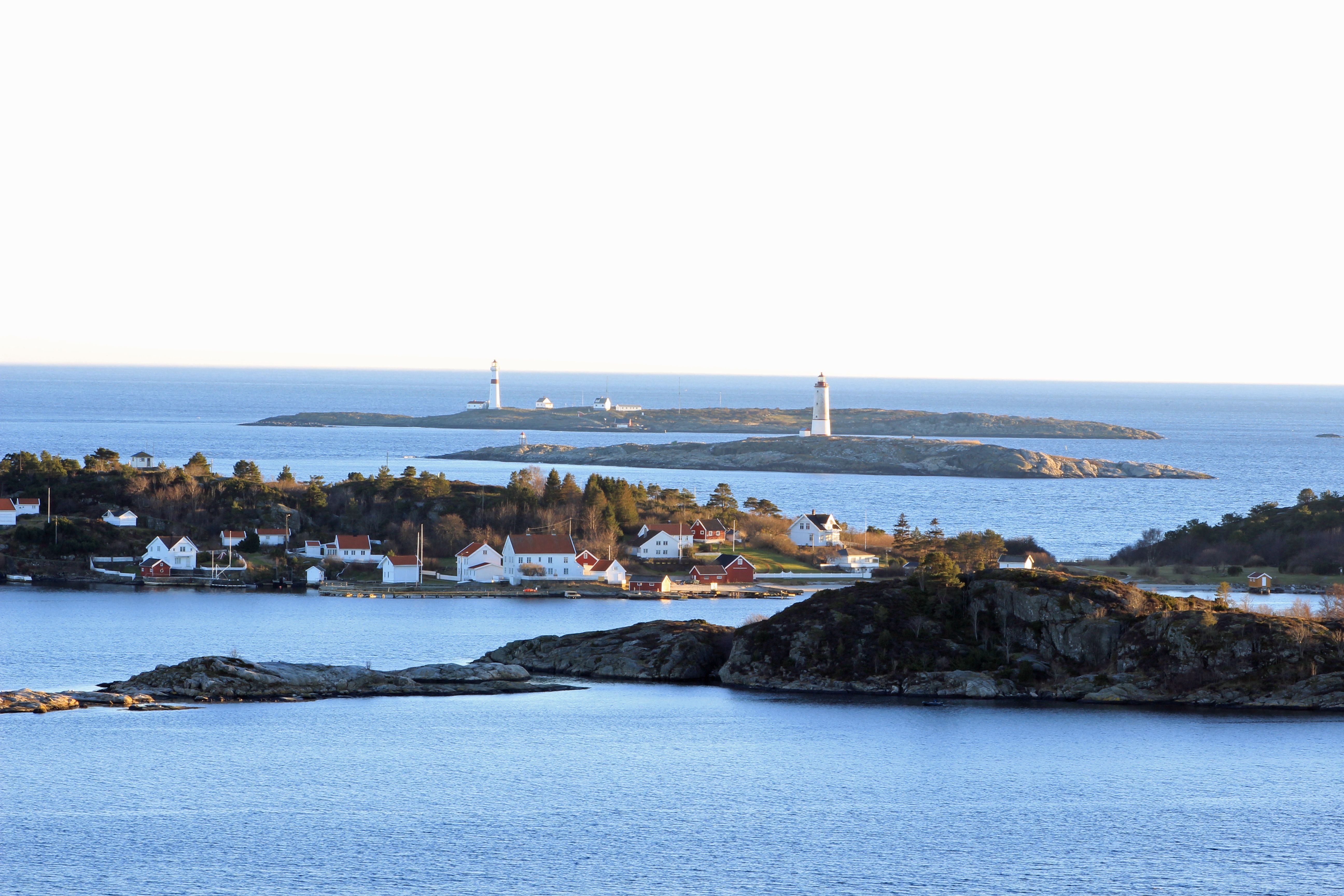 merdø fotografert fra Tromøya med Torungene fyr i bakgrunnen