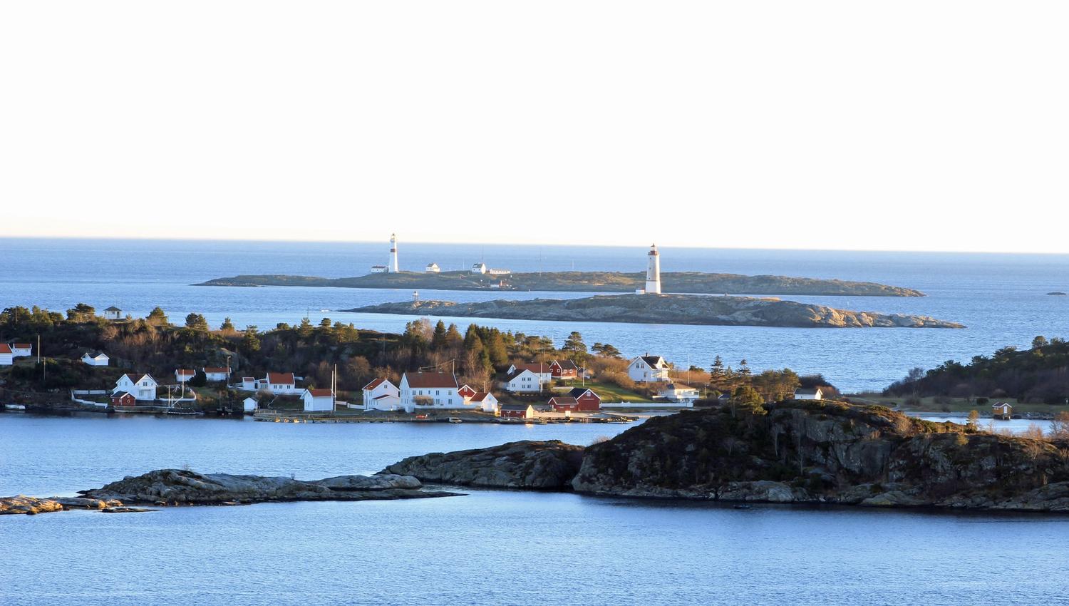merdø fotografert fra Tromøya med Torungene fyr i bakgrunnen