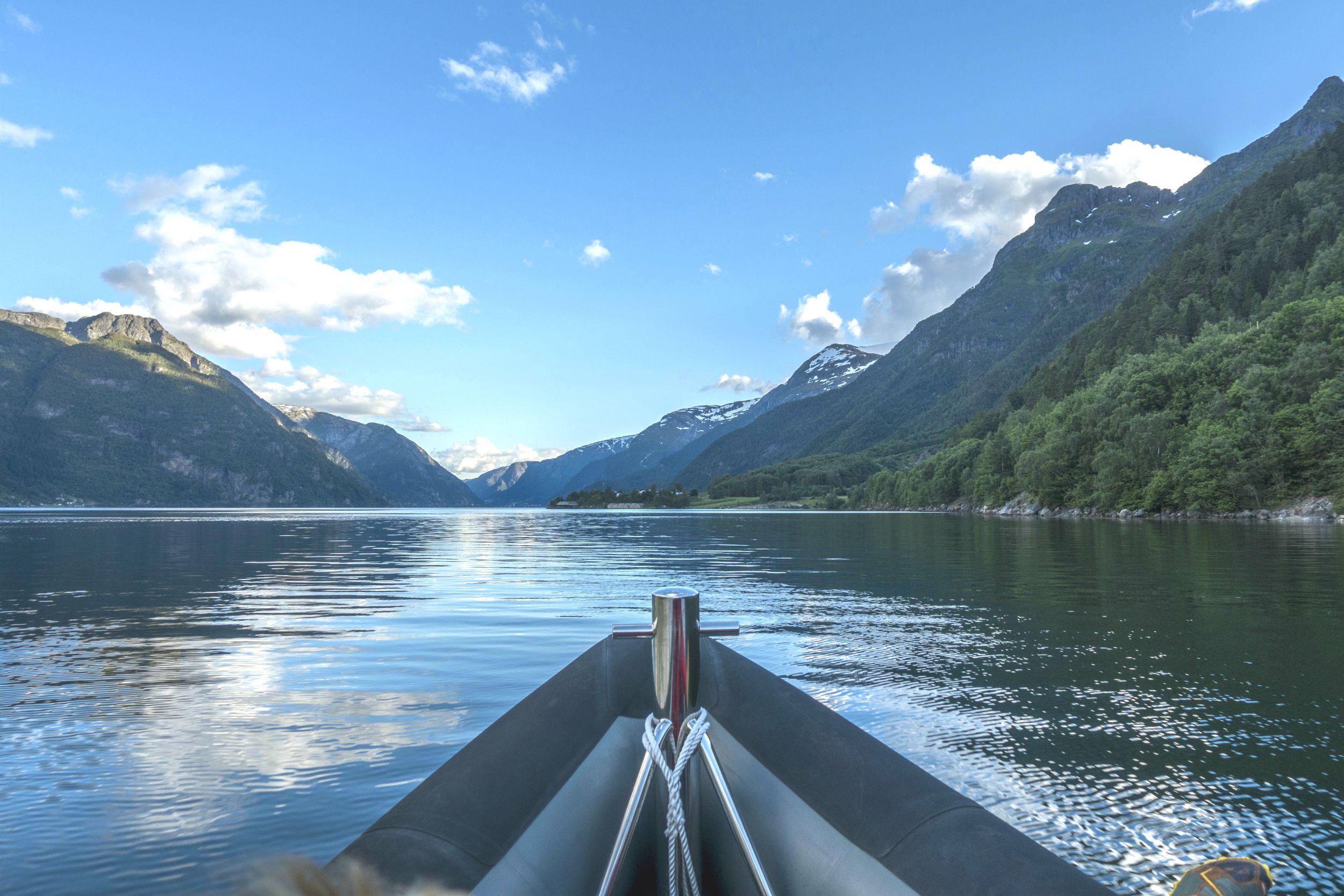 Magisk utsikt frå RIB-båten mot Hardangerfjorden.