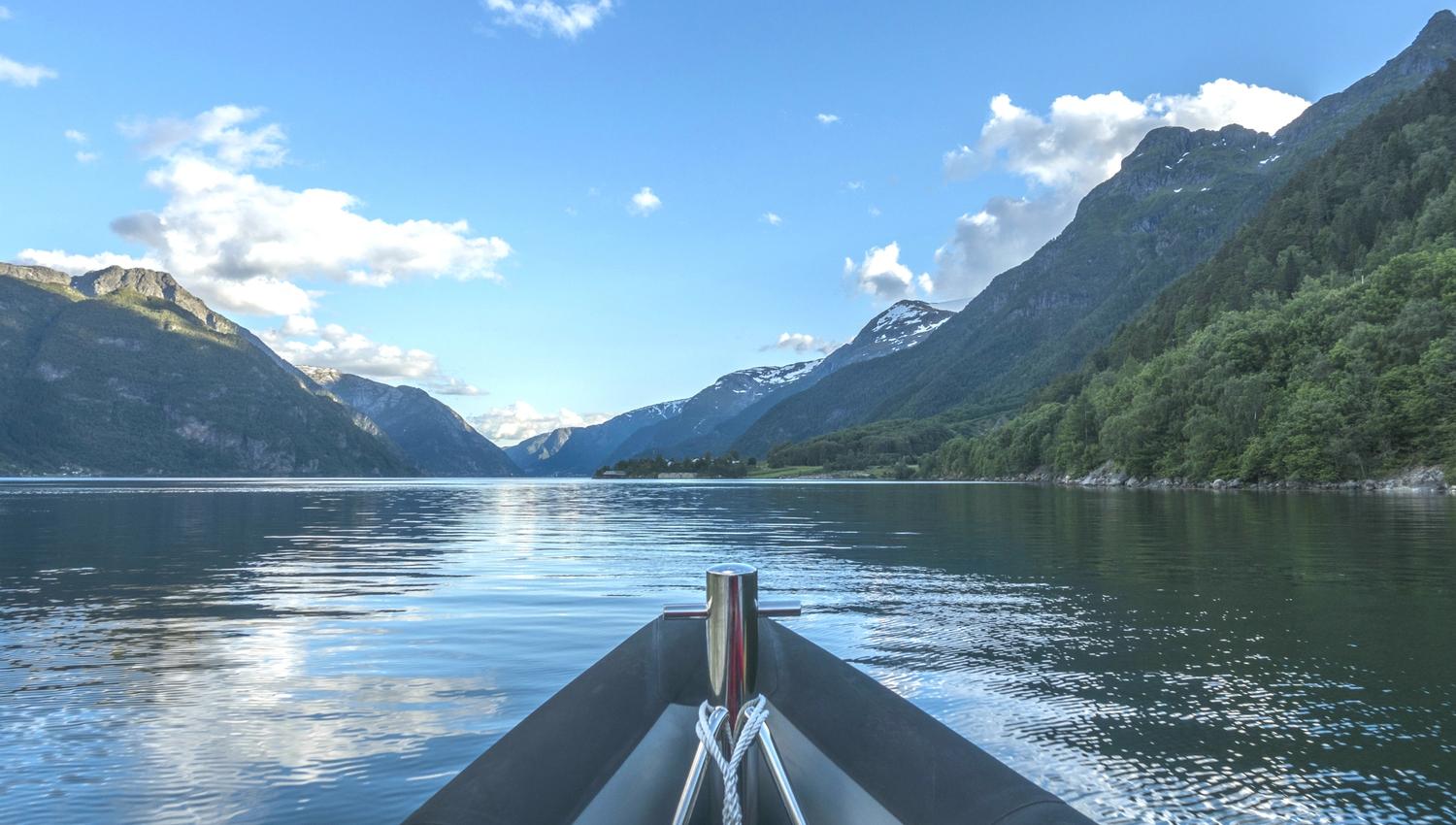Magisk utsikt frå RIB-båten mot Hardangerfjorden.