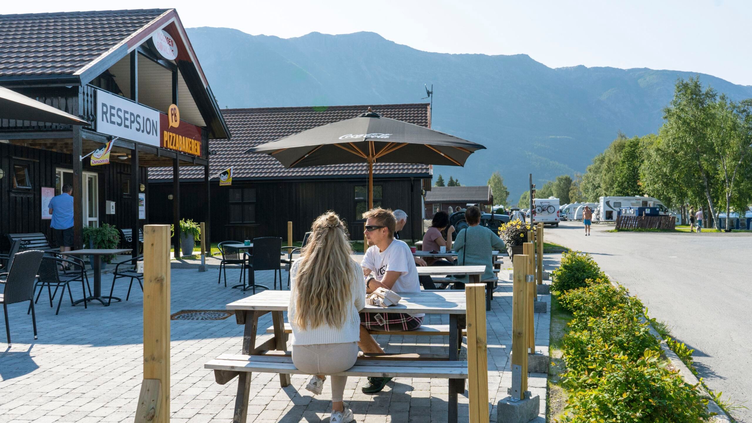 Reisende på uteserveringen til Topcamp Mosjøen