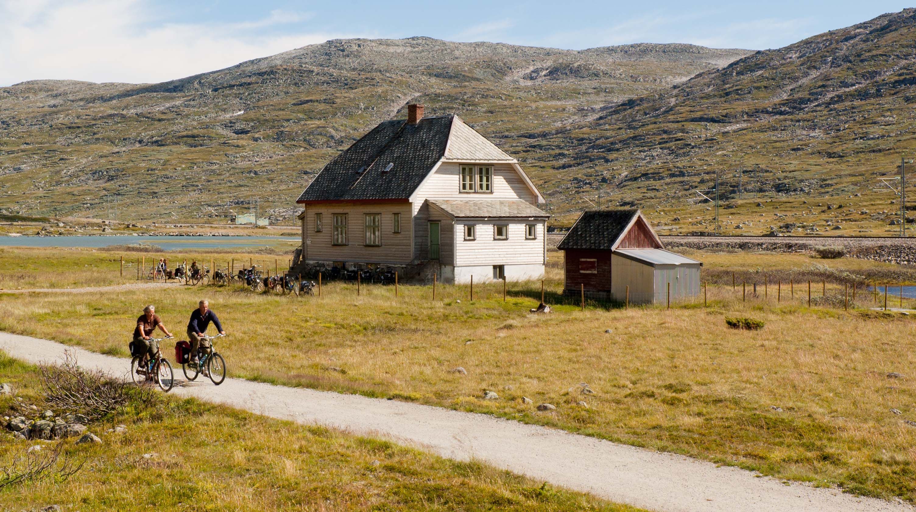 Oksebotn Vokterbolig II, cyklister på Rallarveien