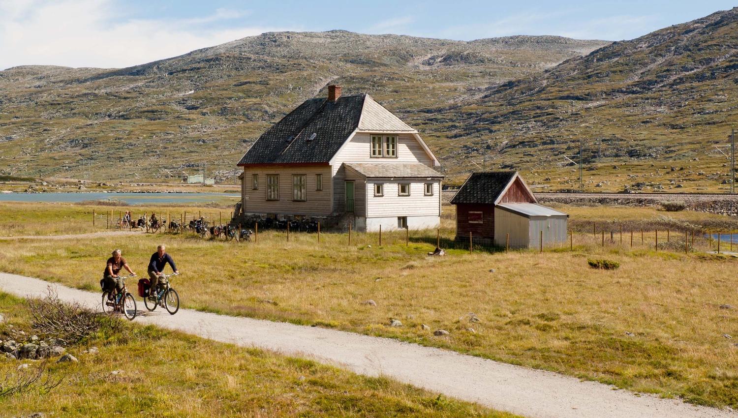 Oksebotn Vokterbolig II, cyklister på Rallarveien
