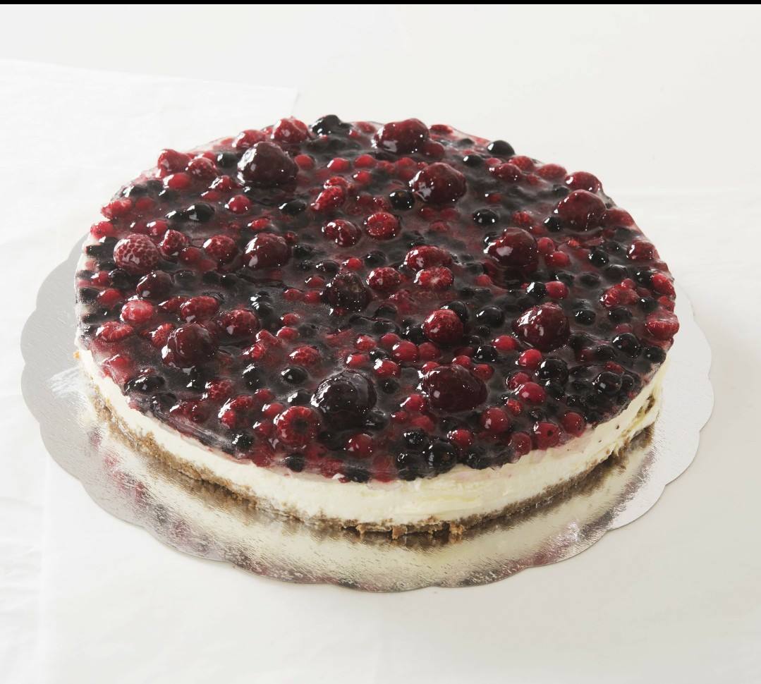 Kake med bær fra Edgars AMFI Farsund