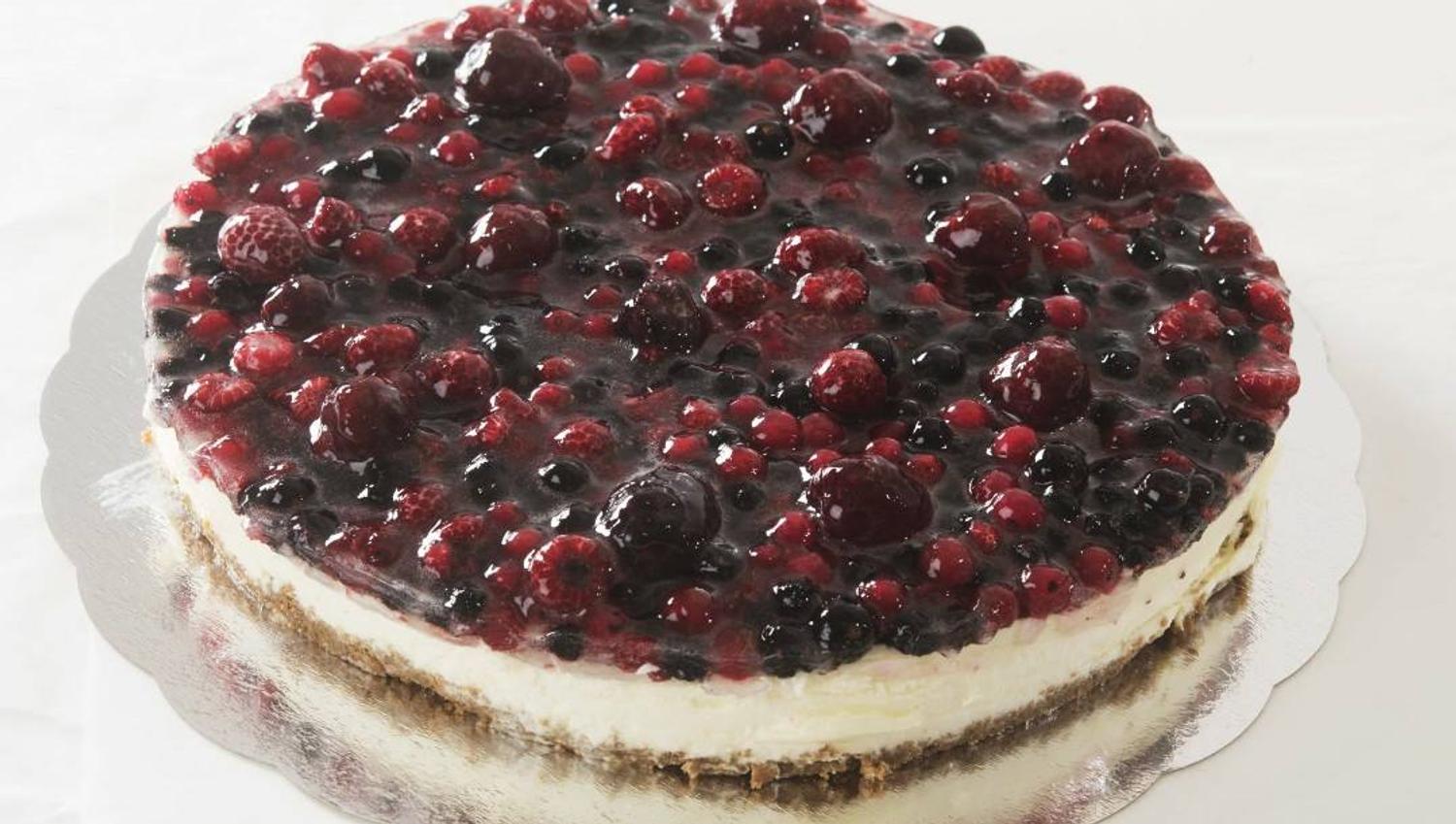 Kake med bær fra Edgars AMFI Farsund