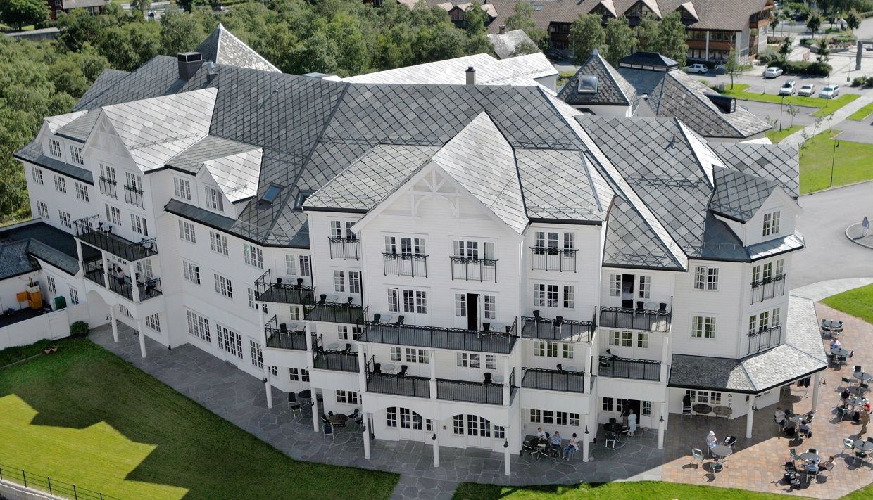 A drone photo of the hotel seen from the outside.