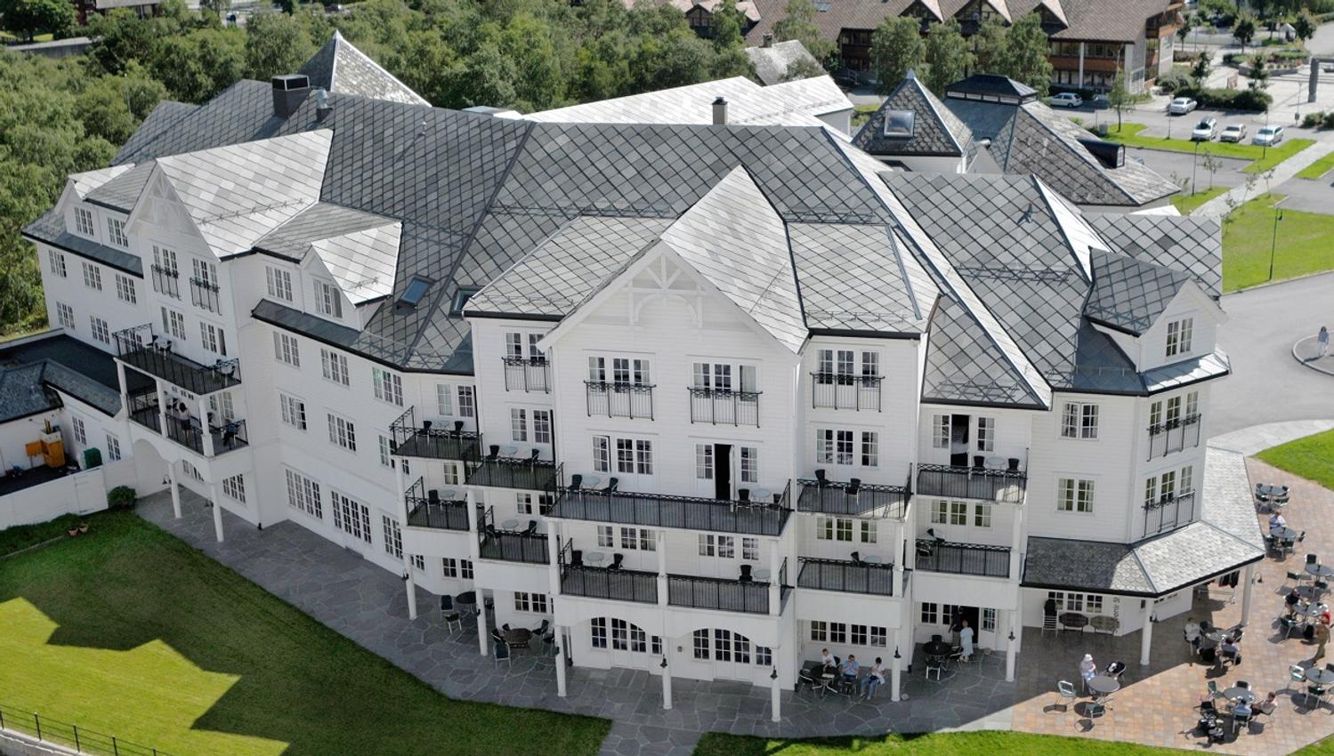 A drone photo of the hotel seen from the outside.