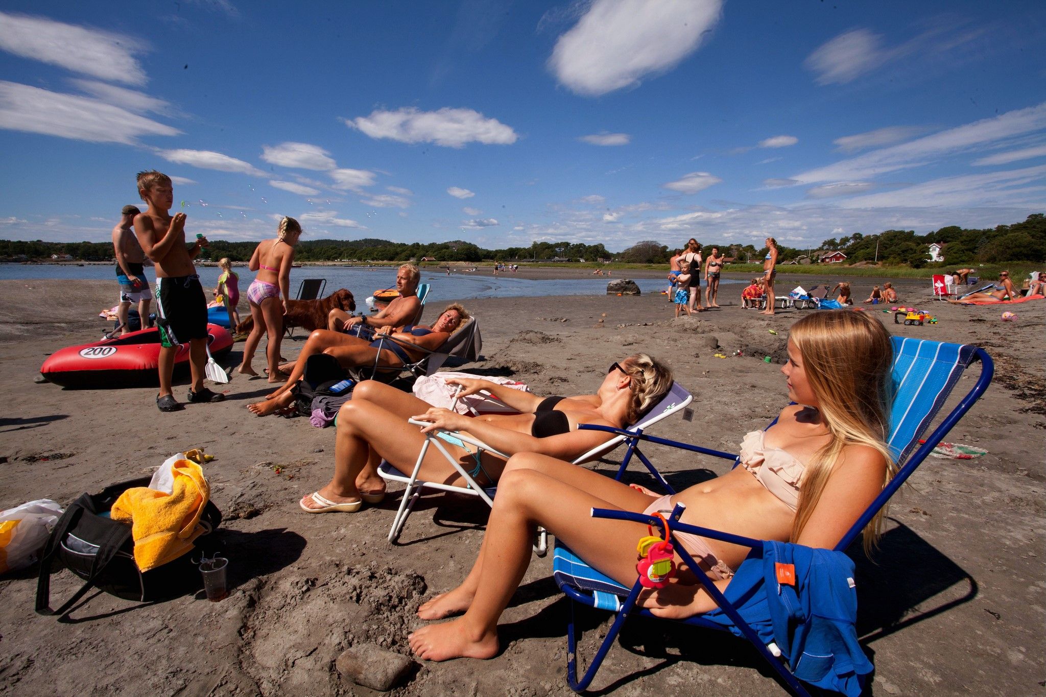 Folk soler seg på stranda