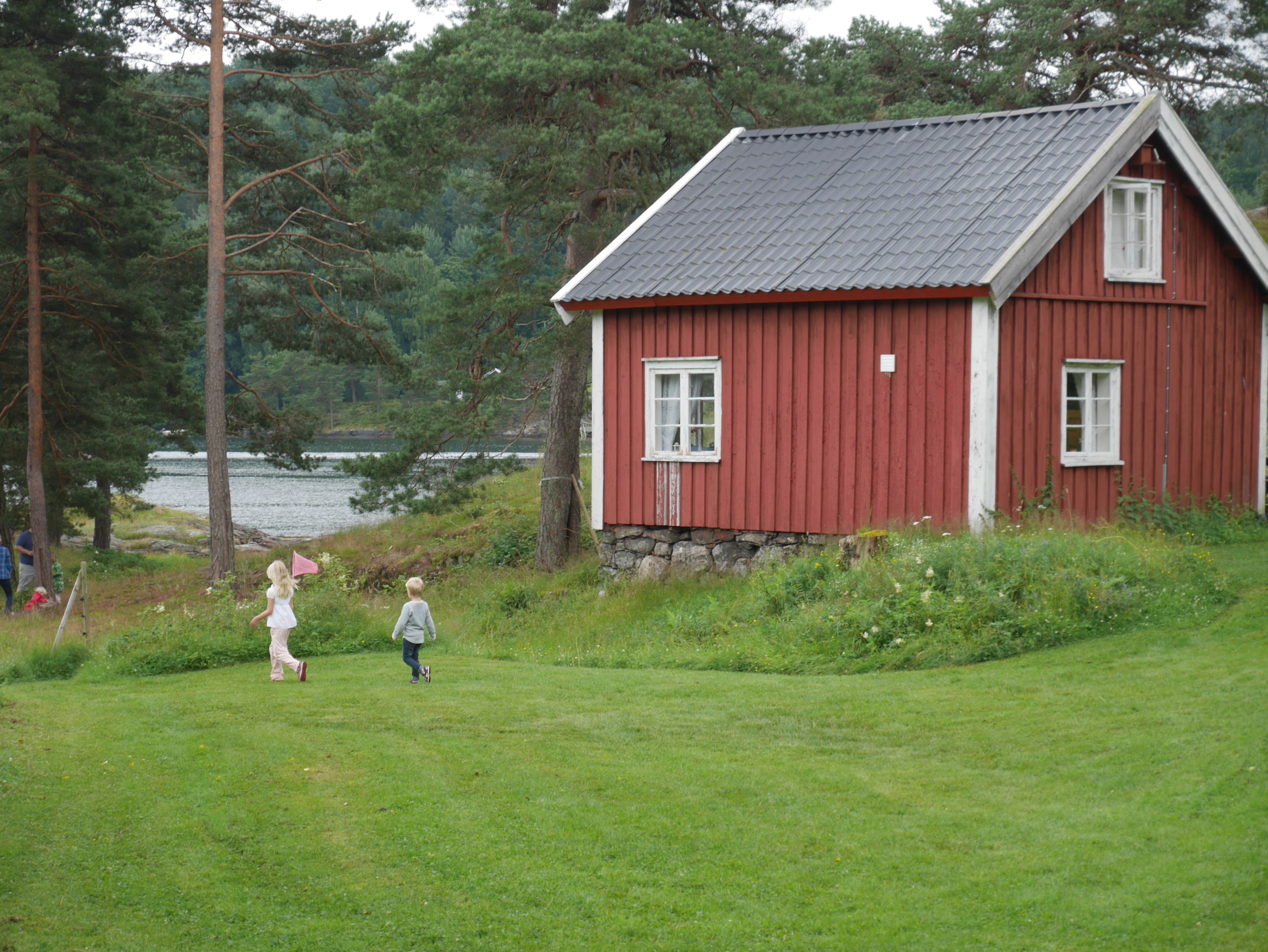 Eng med låve på Furøya-Tvedestrand