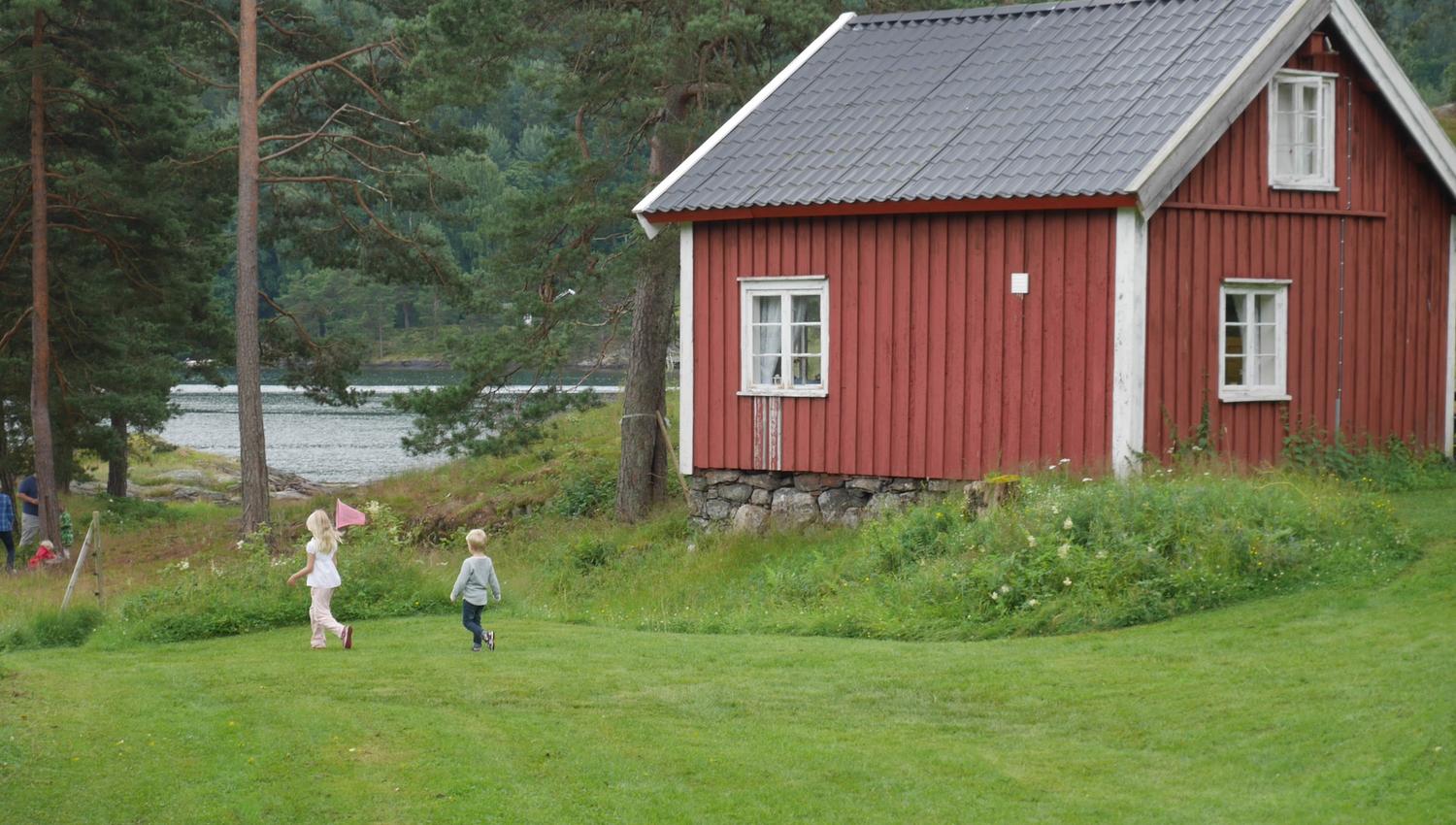 Eng med låve på Furøya-Tvedestrand