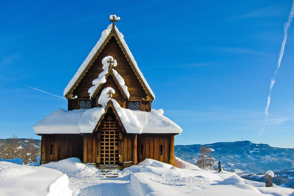 Reinli Stavkirke en vinterdag.