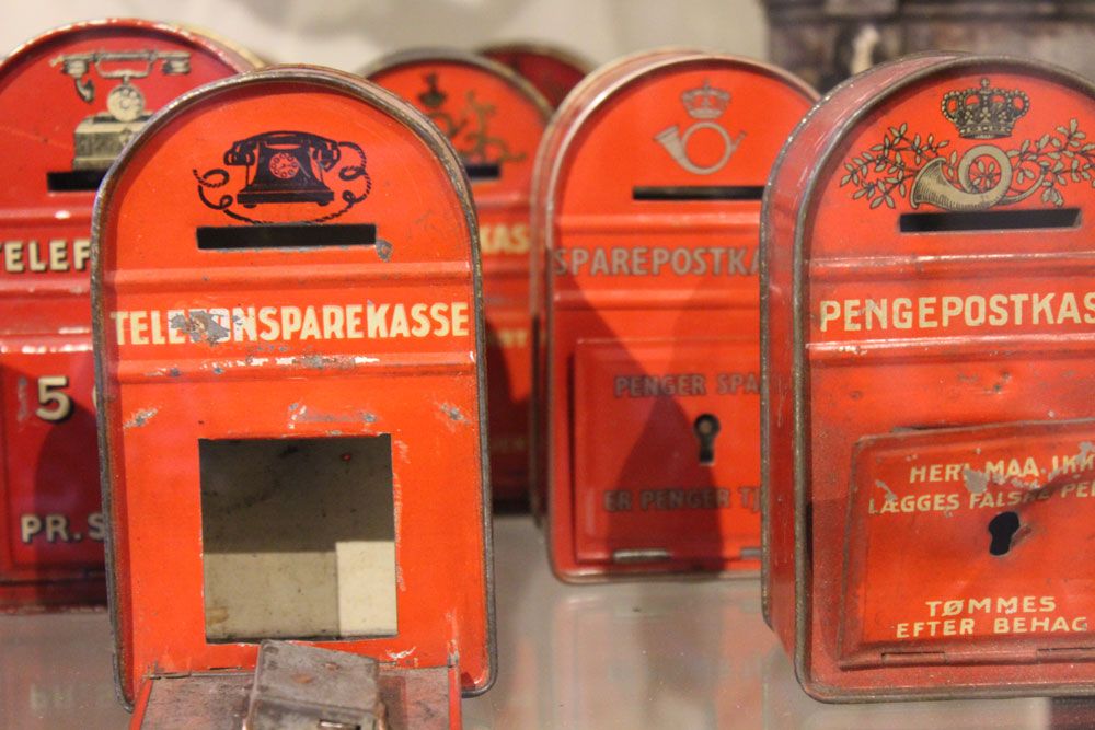 gamle sparebøsser som utstilles på Z-museum i Nissedal