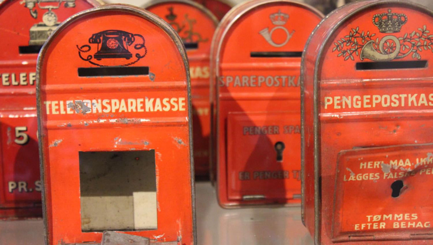 gamle sparebøsser som utstilles på Z-museum i Nissedal