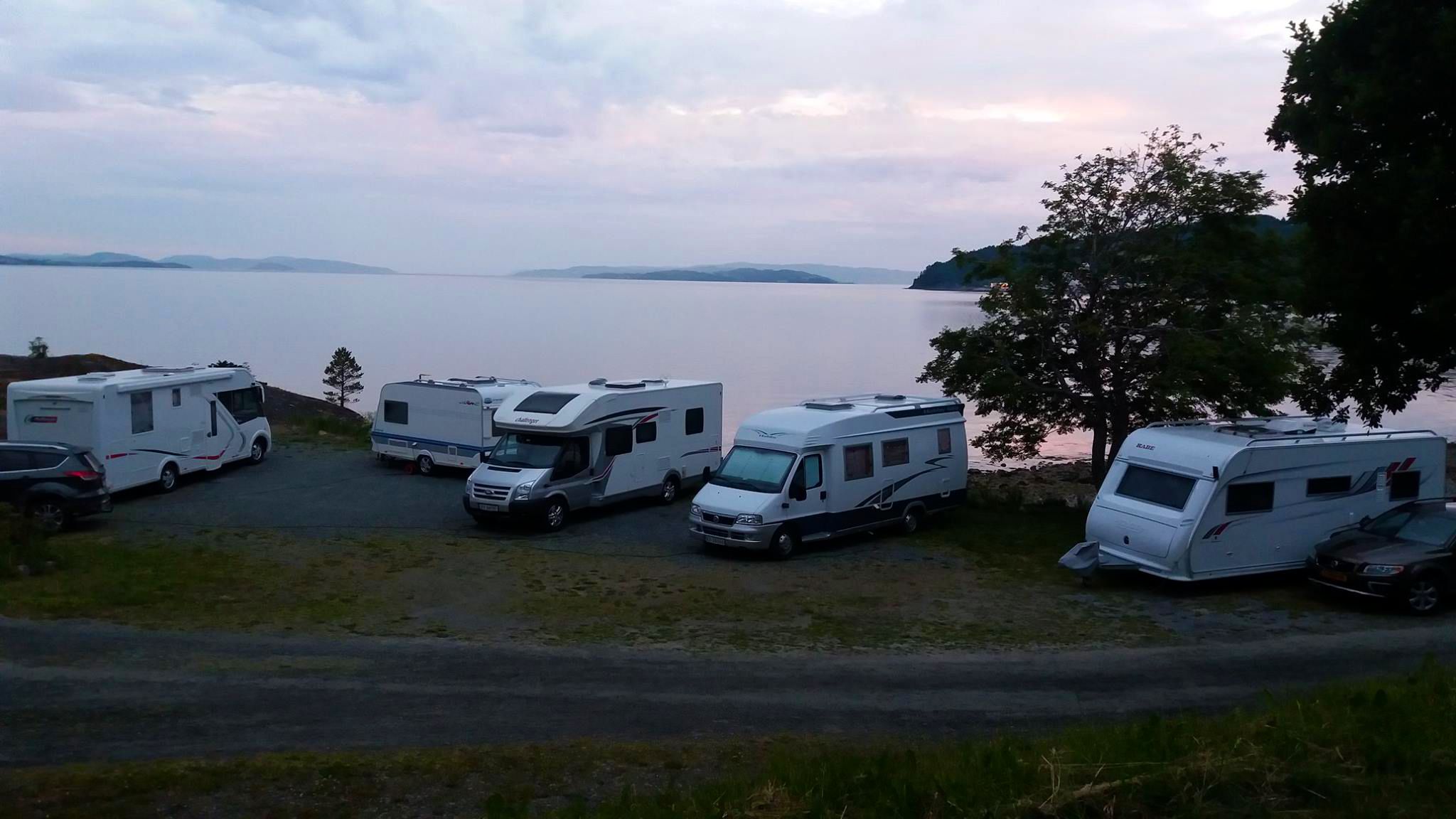 Bobiler i solnedgang