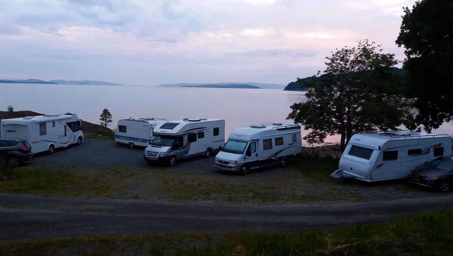 Bobiler i solnedgang
