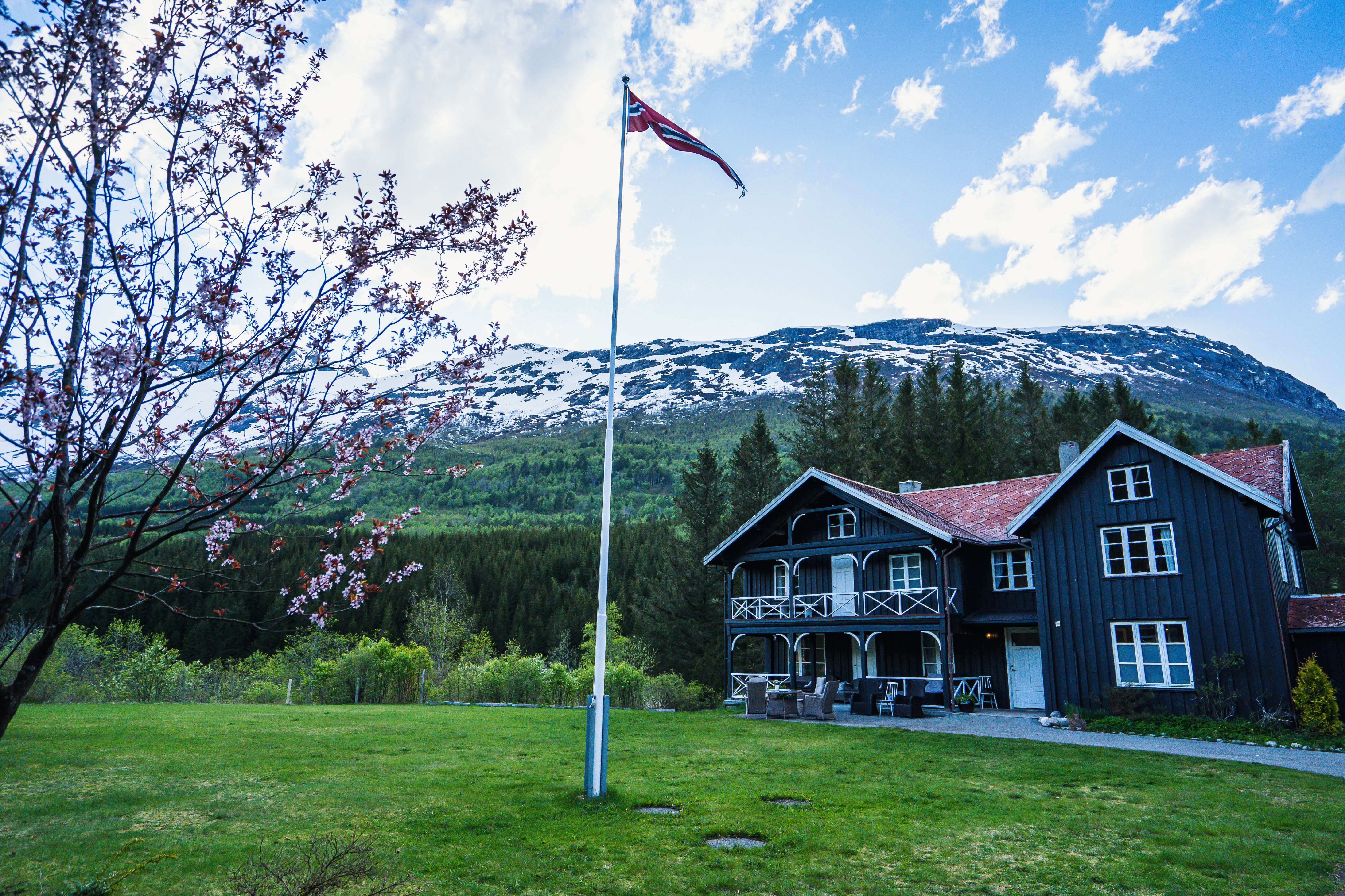 Phillipshaugen Lodge i vårdrakt. 