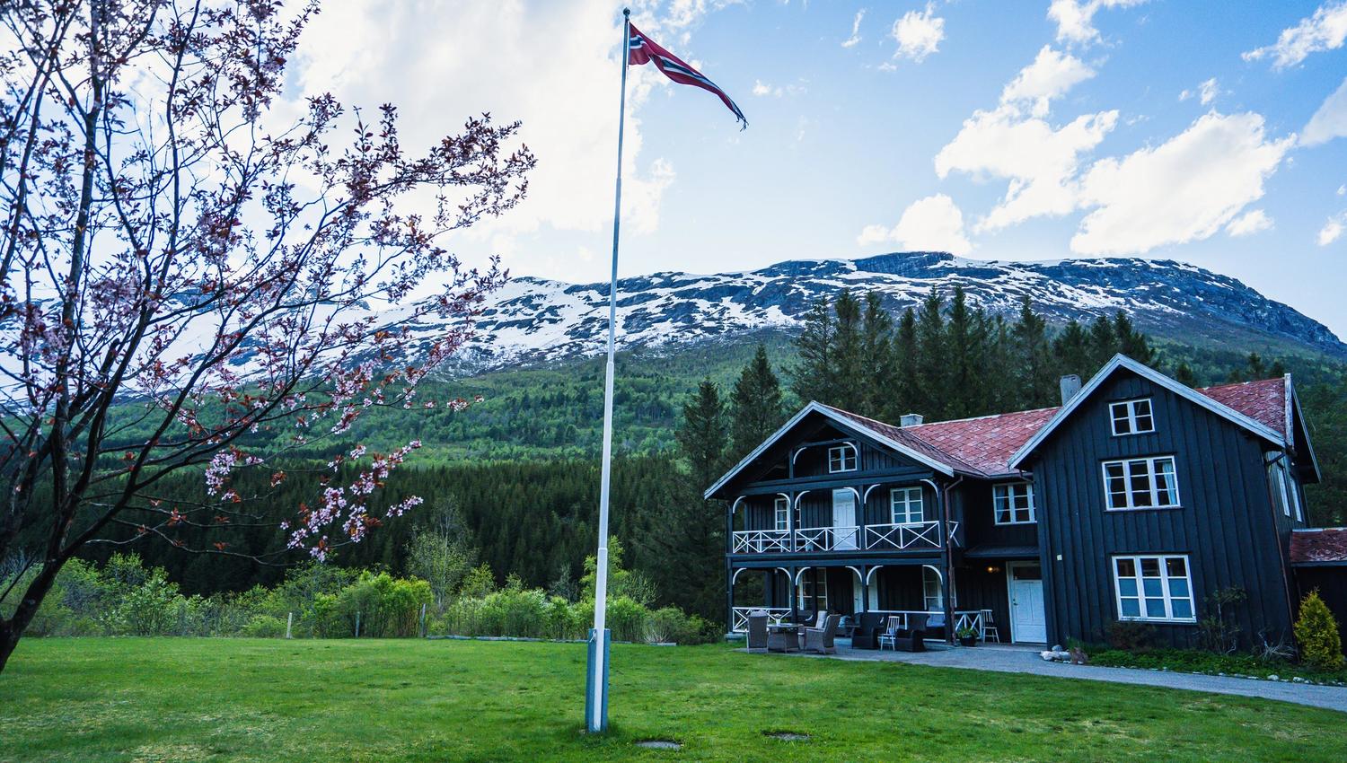 Phillipshaugen Lodge i vårdrakt.