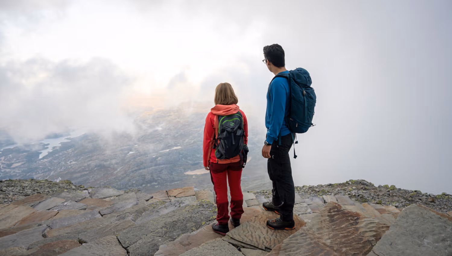 par på toppen av Gaustatoppen i tåkevær