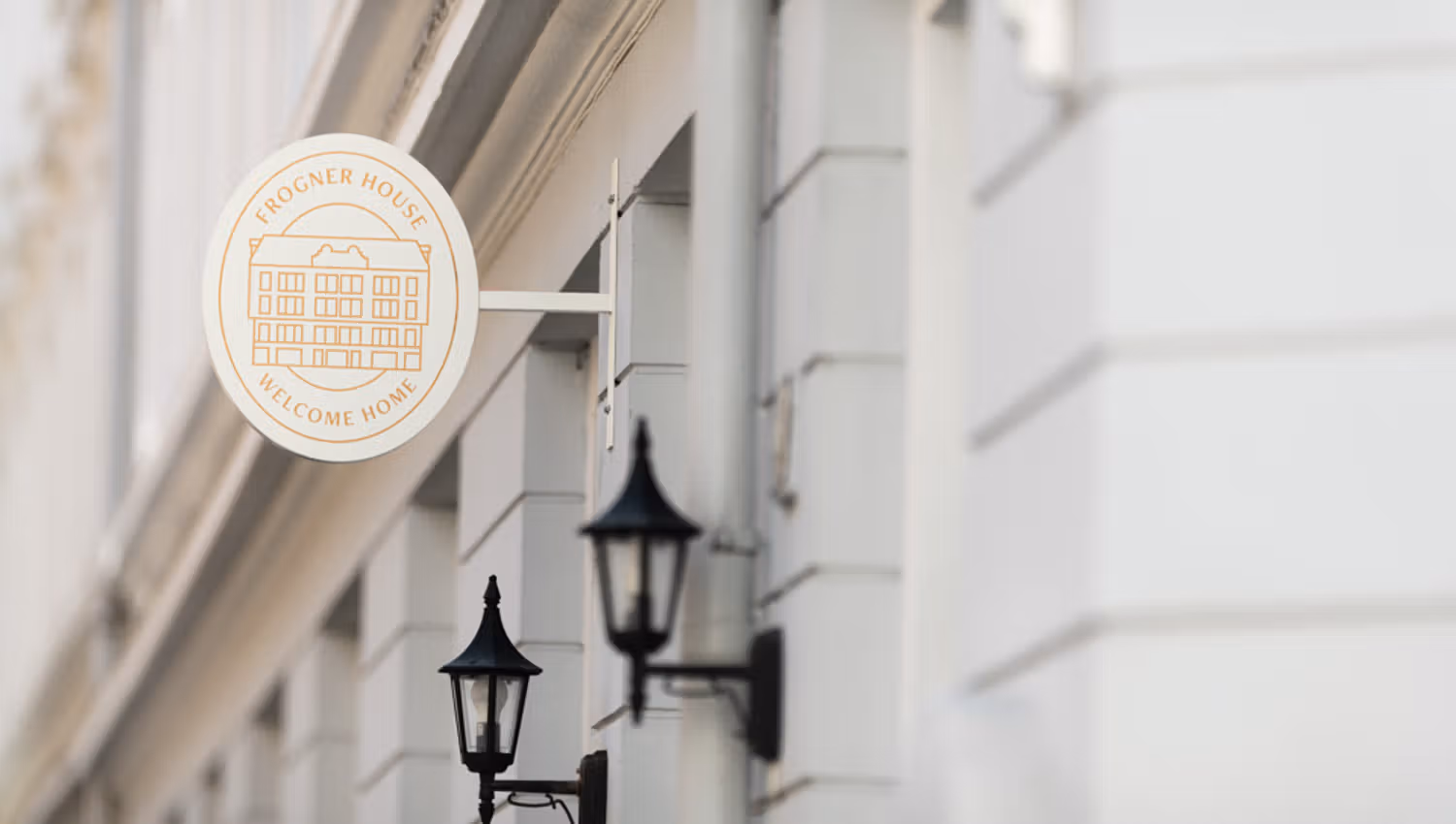 Fasadedetalj med skilt for Frogner House Apartments. Foto.