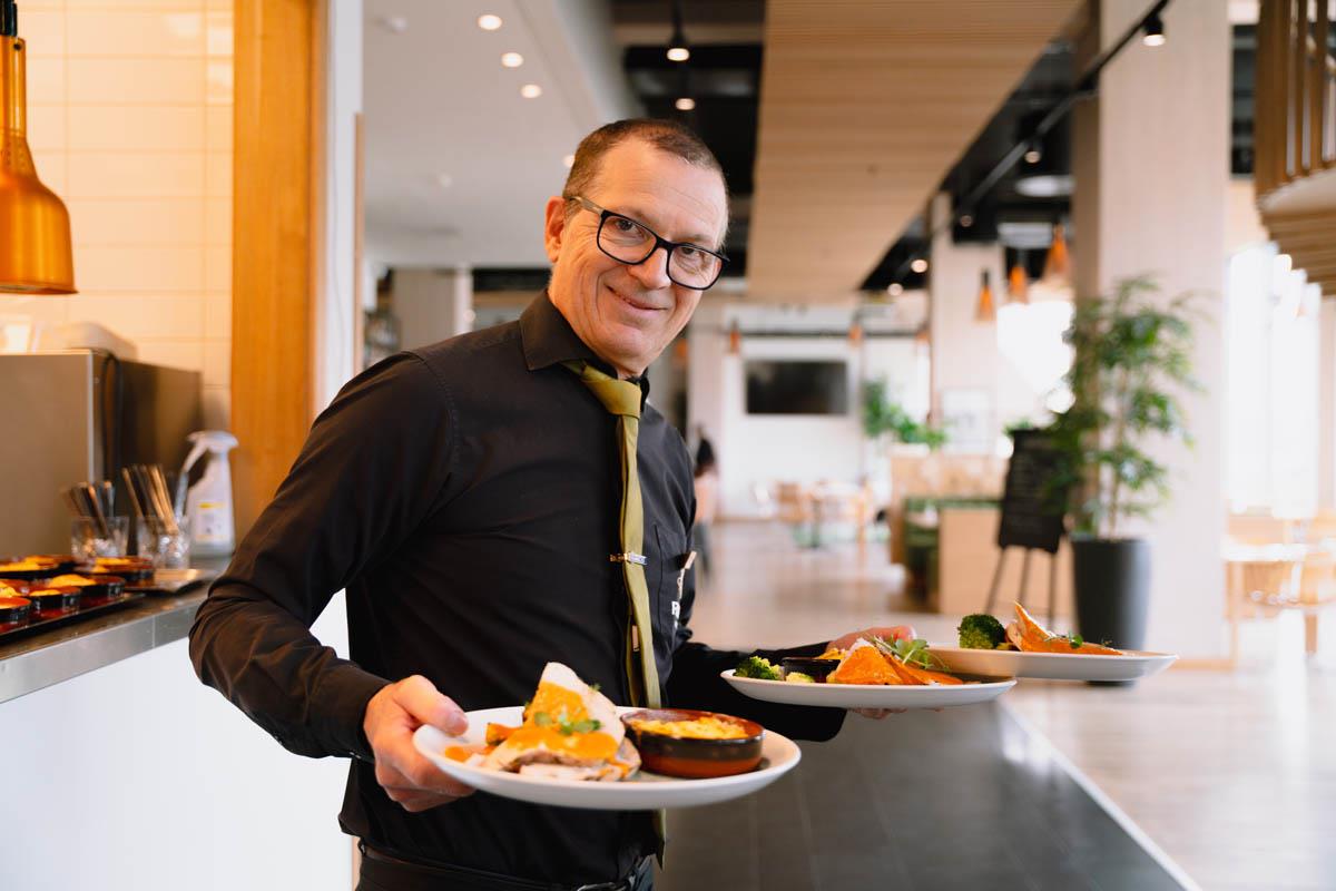 Hyggelig vertskap hos Oak, restauranten på Wood Hotel.