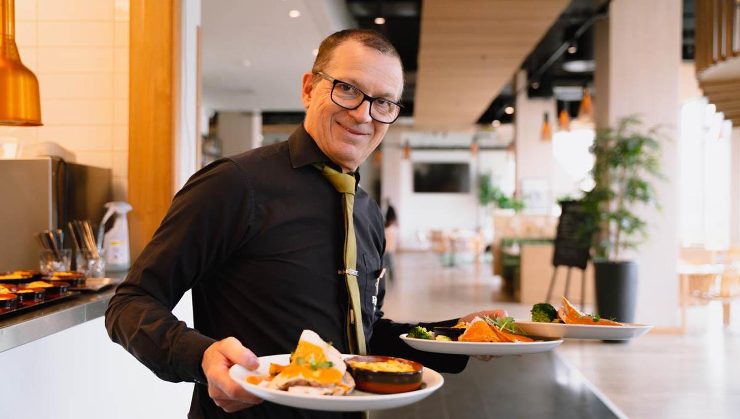 Hyggelig vertskap hos Oak, restauranten på Wood Hotel.