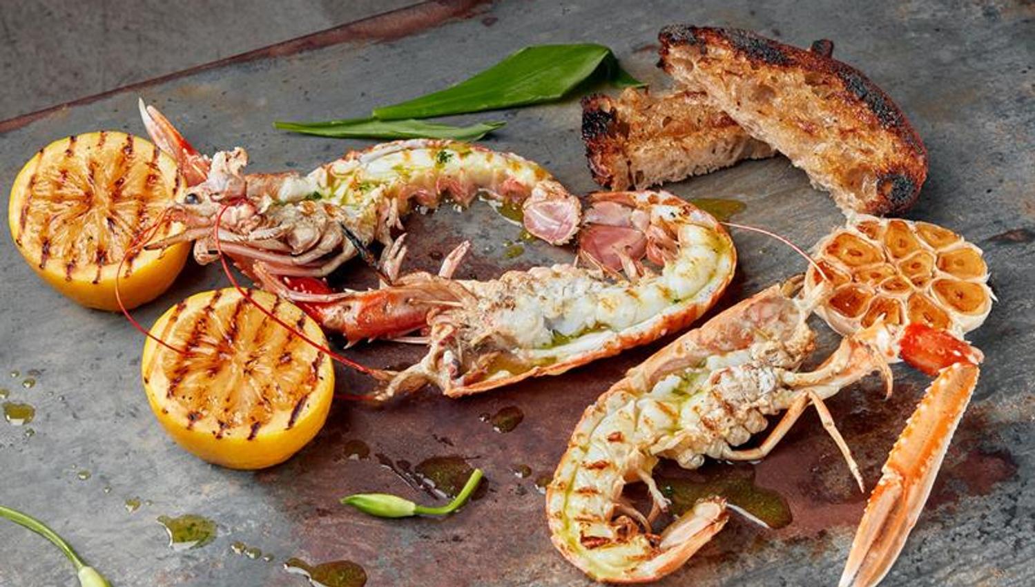 Sjøkreps, grillet sitron og ristet brød på Brasserie Rivoli