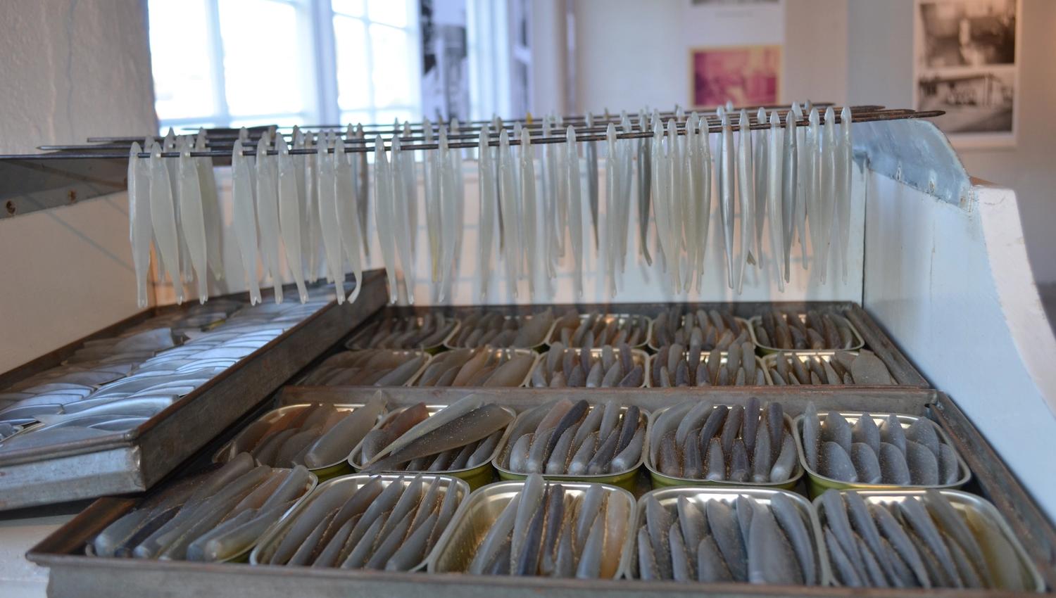 Production of silicone sardines with a can