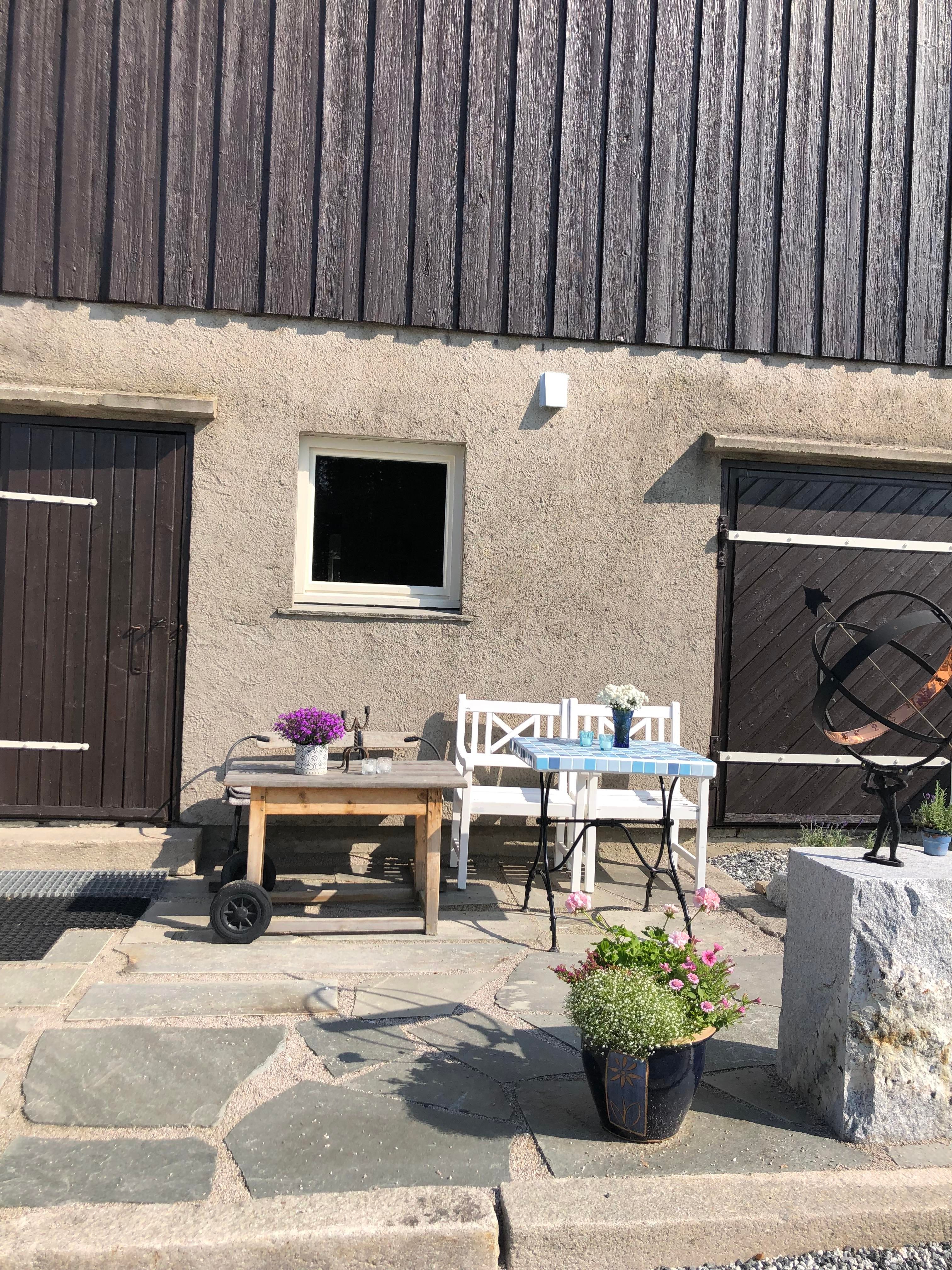 Inngang låve i sol