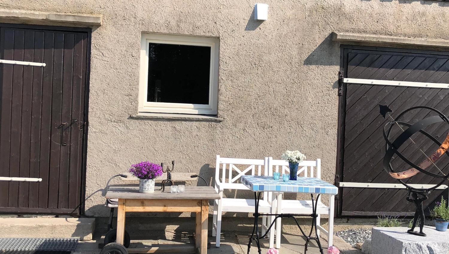 Inngang låve i sol