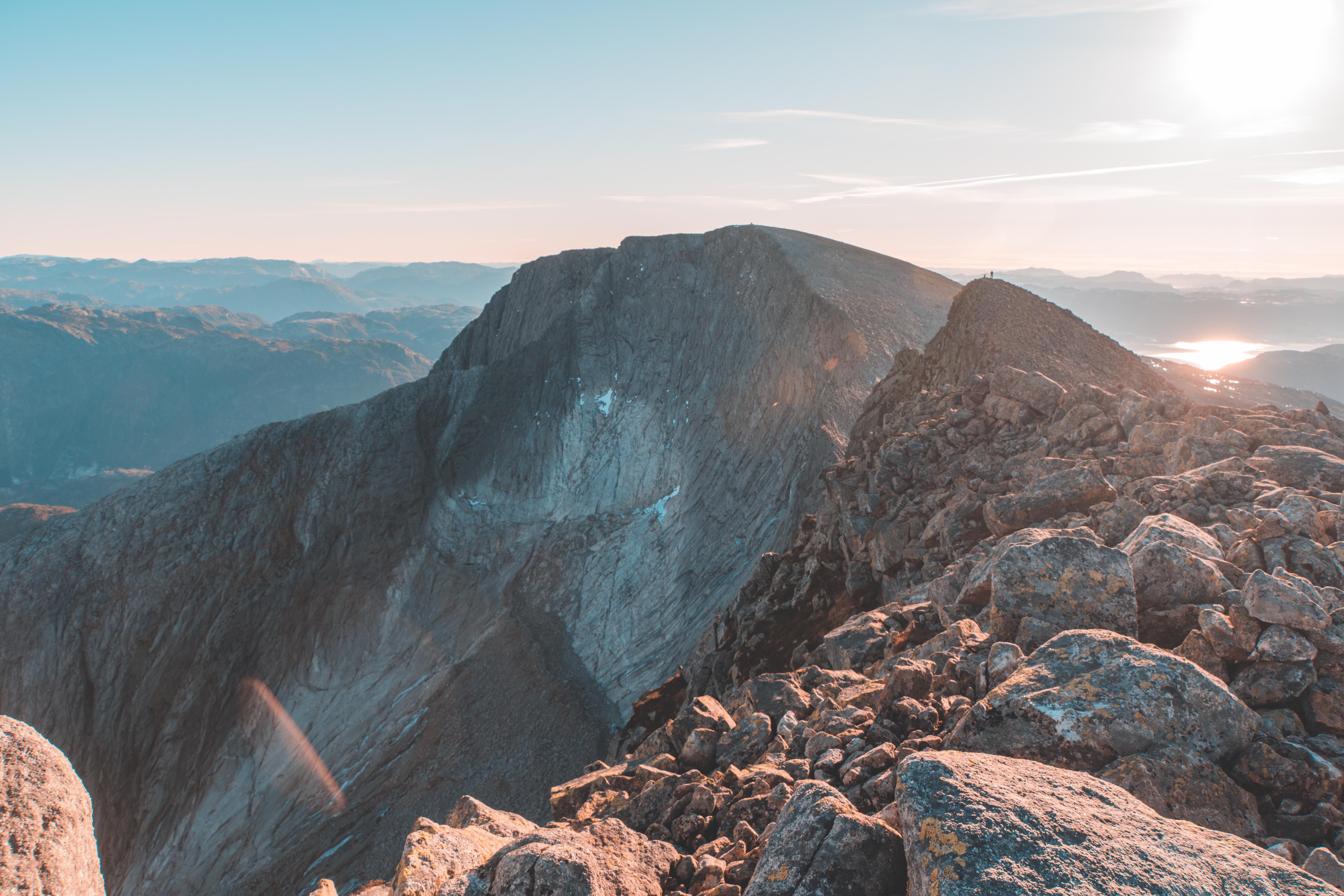 Alpine ridge connecting Ulvanosa, Geitadalstinden and Høgetinden, seen from the hiking trail from Uskedalen with far-reaching views across the Hardang
