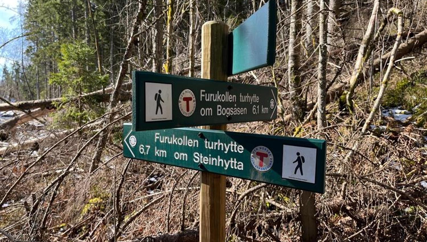 Turskilt du møter på etter du har passert brua, begge steder fører til Steinhytta.