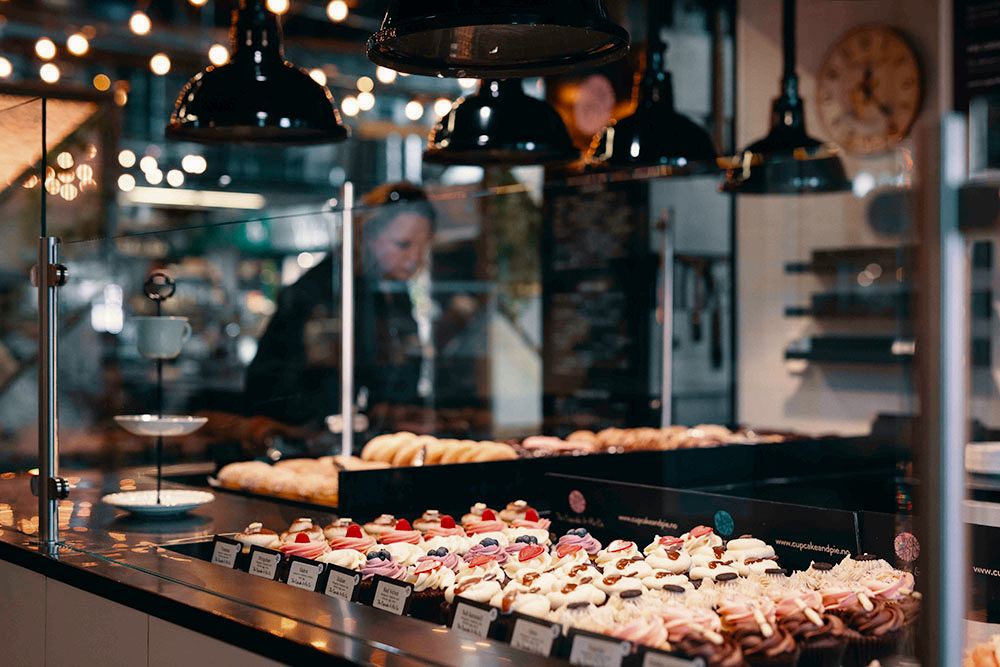 Disk med søte delikatesser
