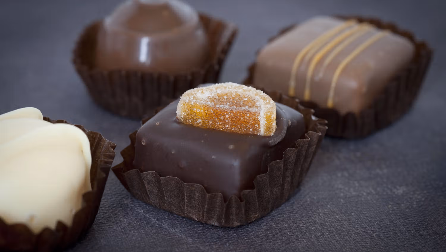 tre sjokoladebiter/praliner fra Heimdal Chokolade