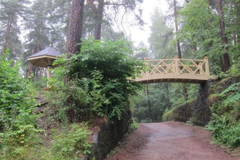Wooden pedestrian bridge in the forest. Bygdø Kongsgård. Photo