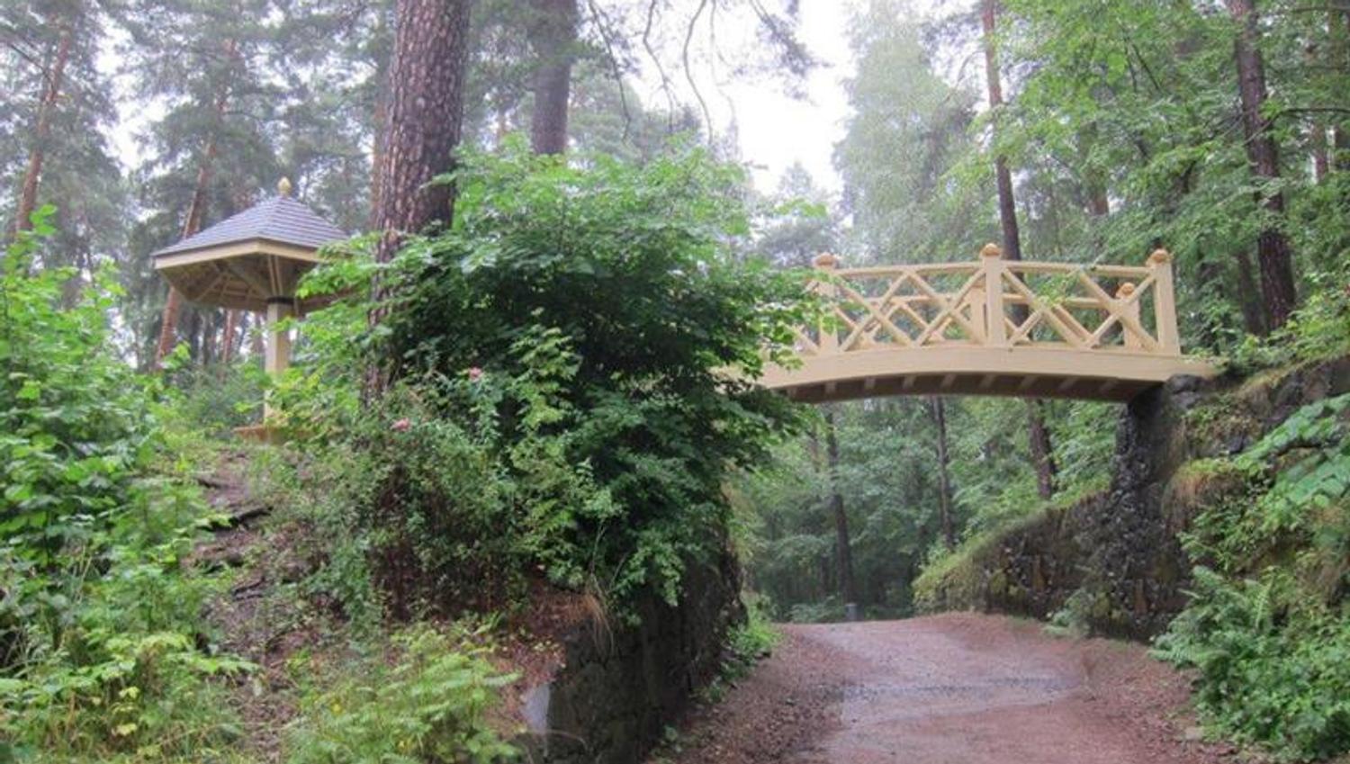 Wooden pedestrian bridge in the forest. Bygdø Kongsgård. Photo