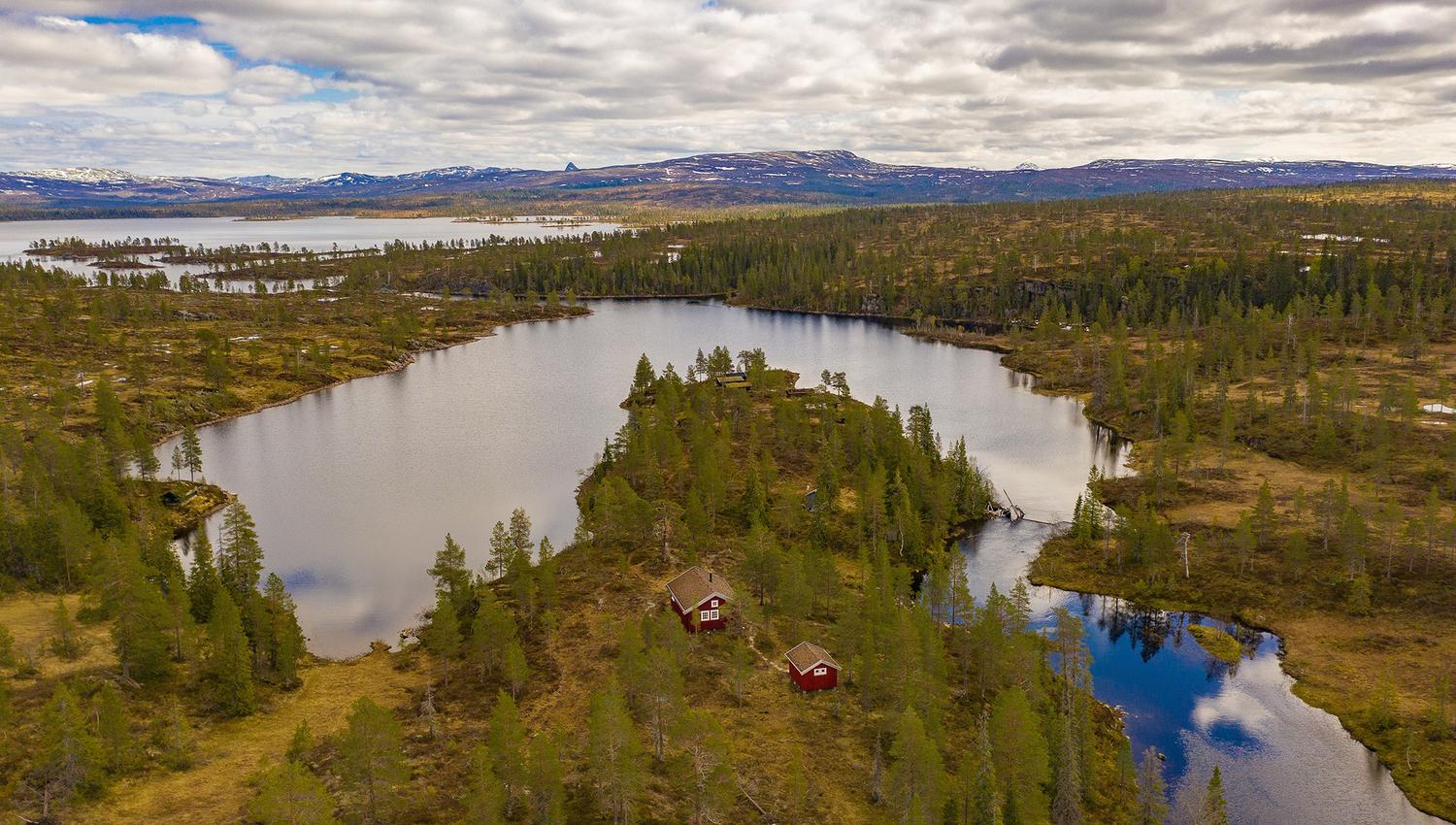 Birdseye view of Andorsjøhytta cabin and the immediate area.
