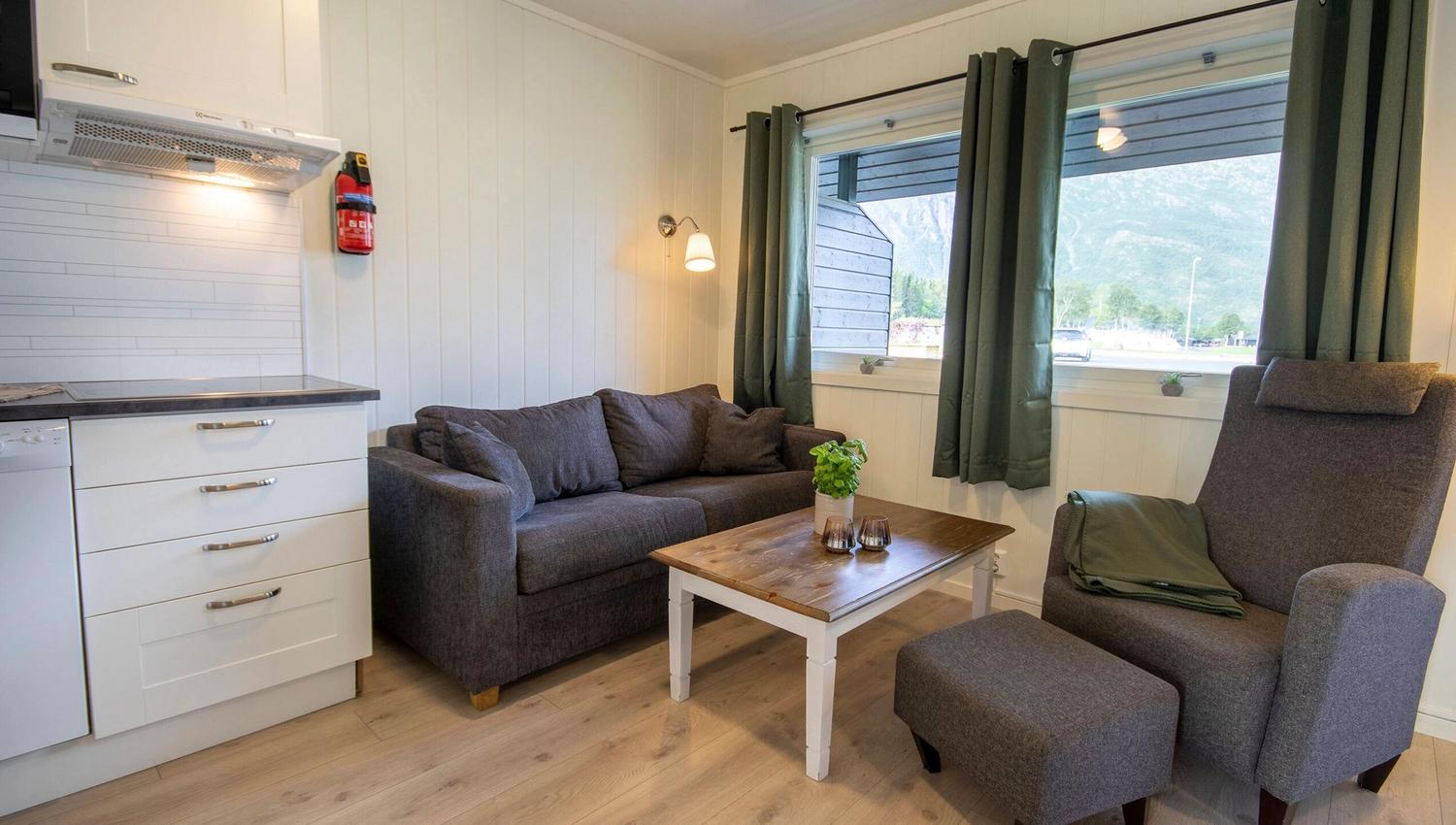 Kjøkken og sofaløsning på campinghytte