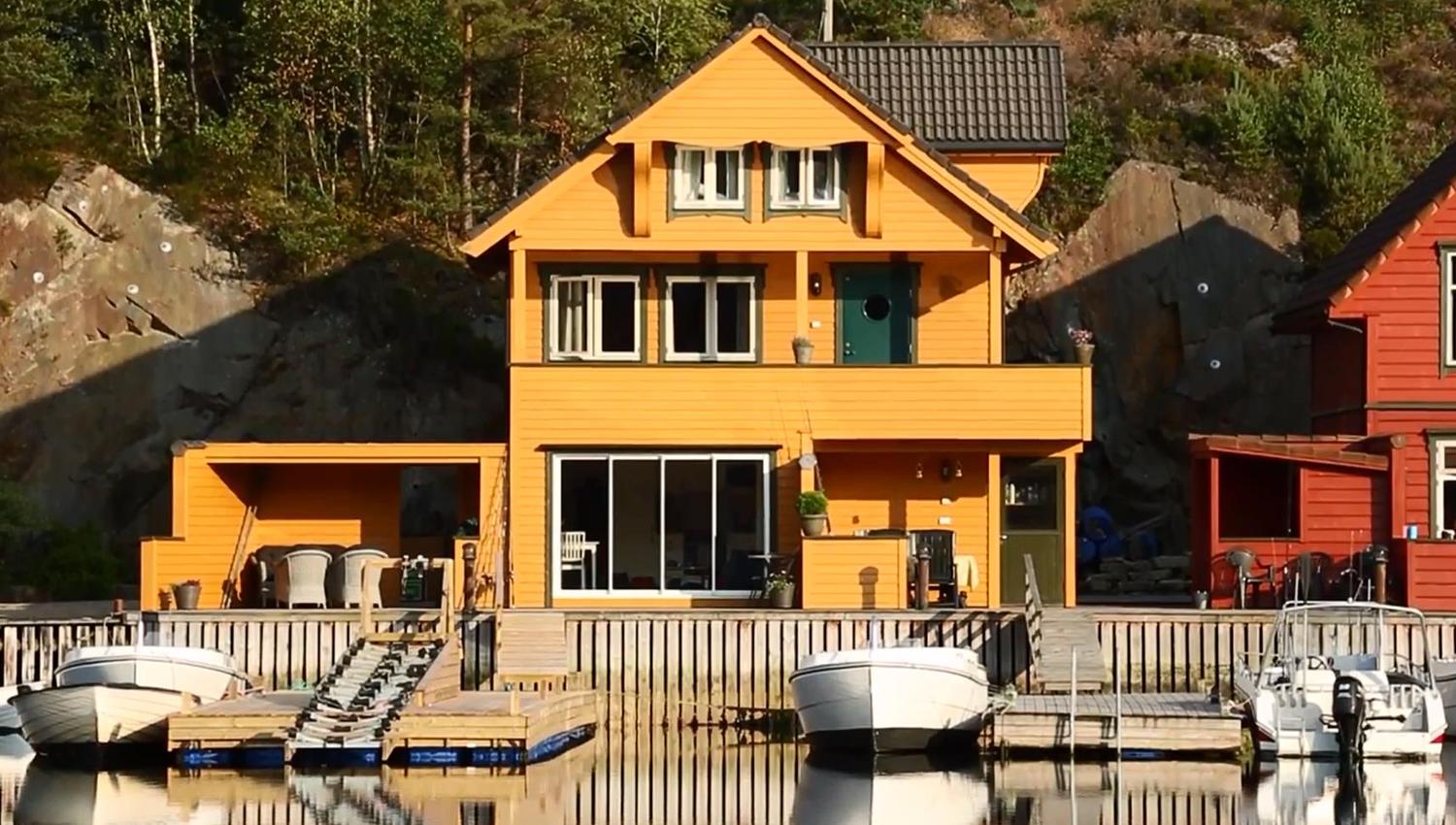 Bryggekanten yellow