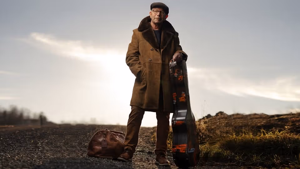 Jonas Fjeld puts down his bag in Trondheim // Olavshallen