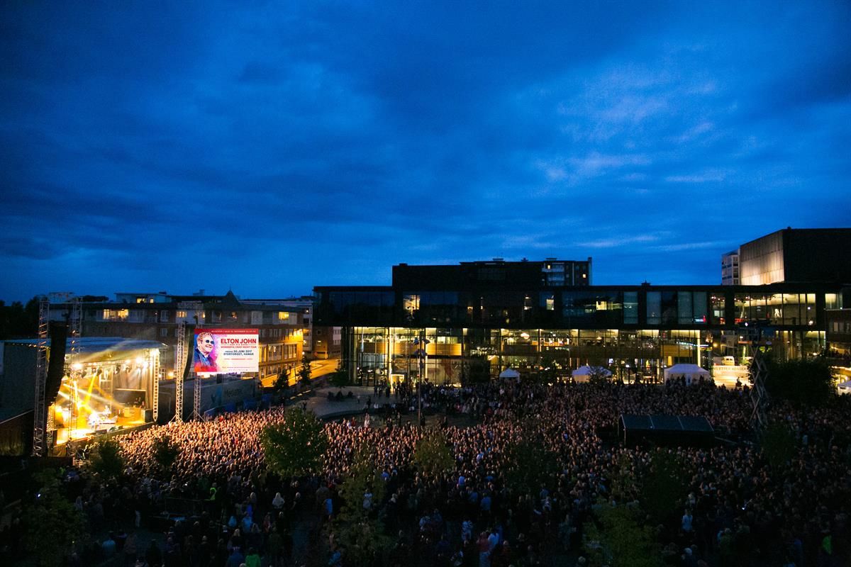 Elton John-konsert på Stortorget utenfor Hamar kulturhus