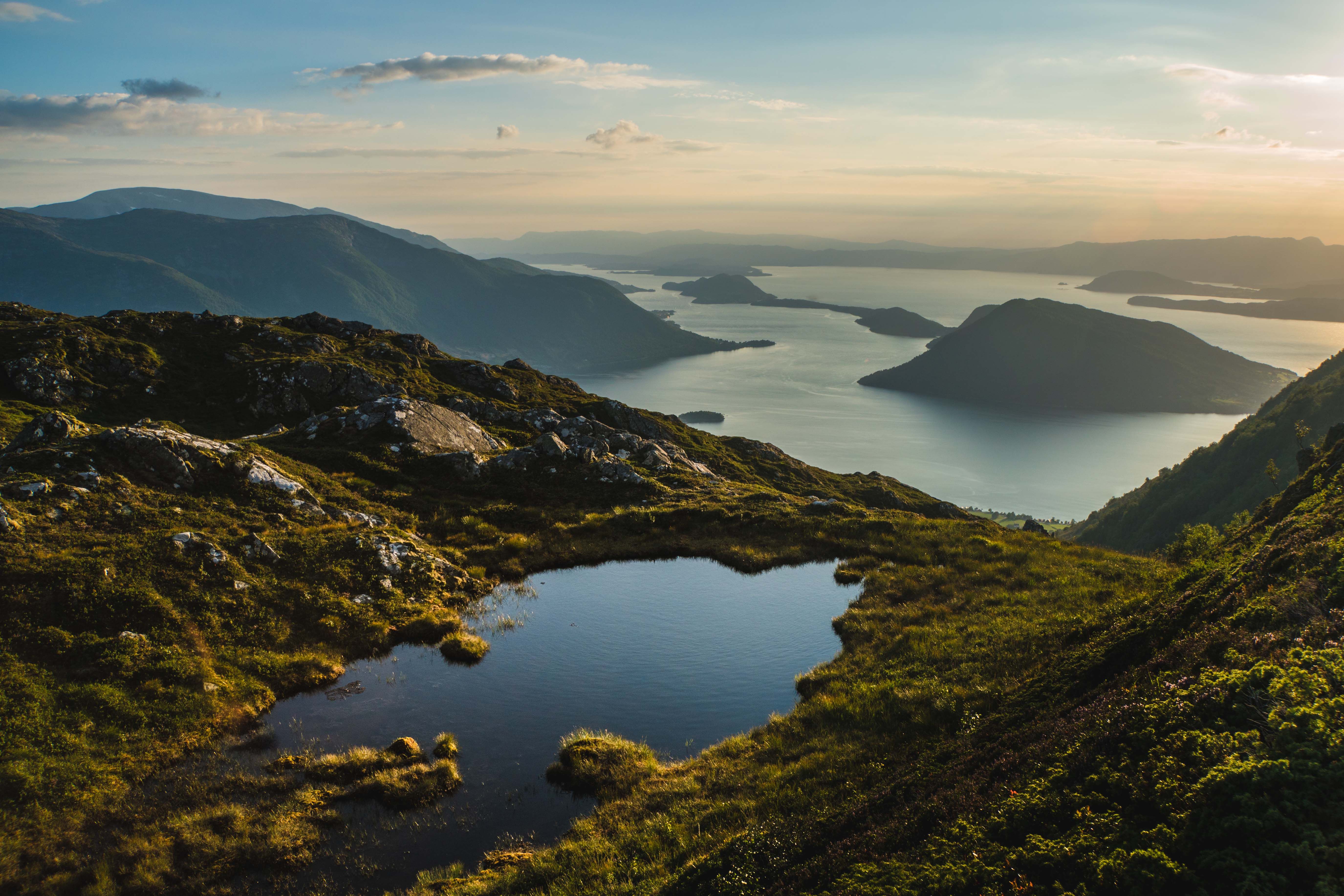 Majestetiske fjellmassiv rundt Malmangernuten bada i varm ettermiddagssol.