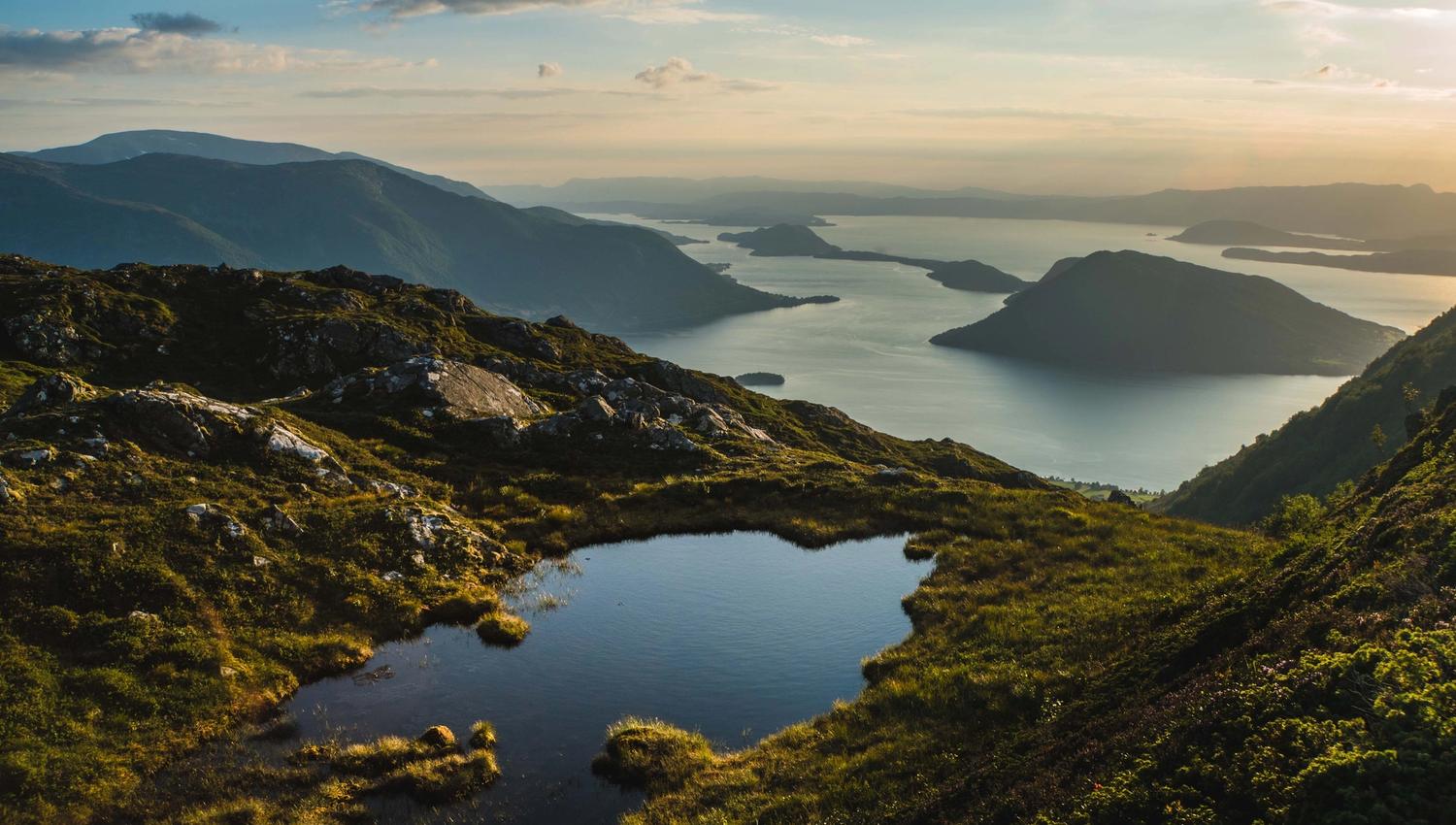 Majestetiske fjellmassiv rundt Malmangernuten bada i varm ettermiddagssol.