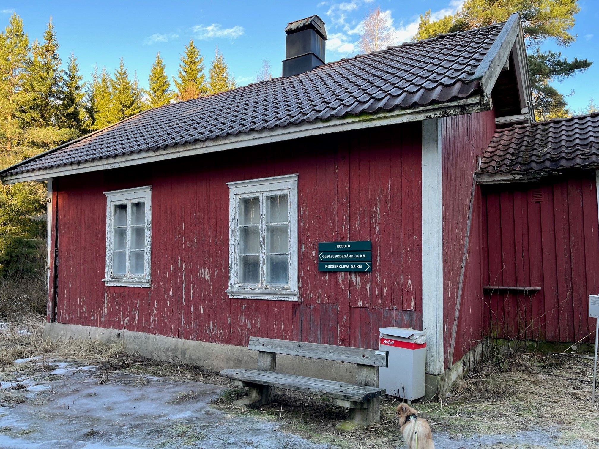 Rødser; et lite rødt fraflyttet hus.