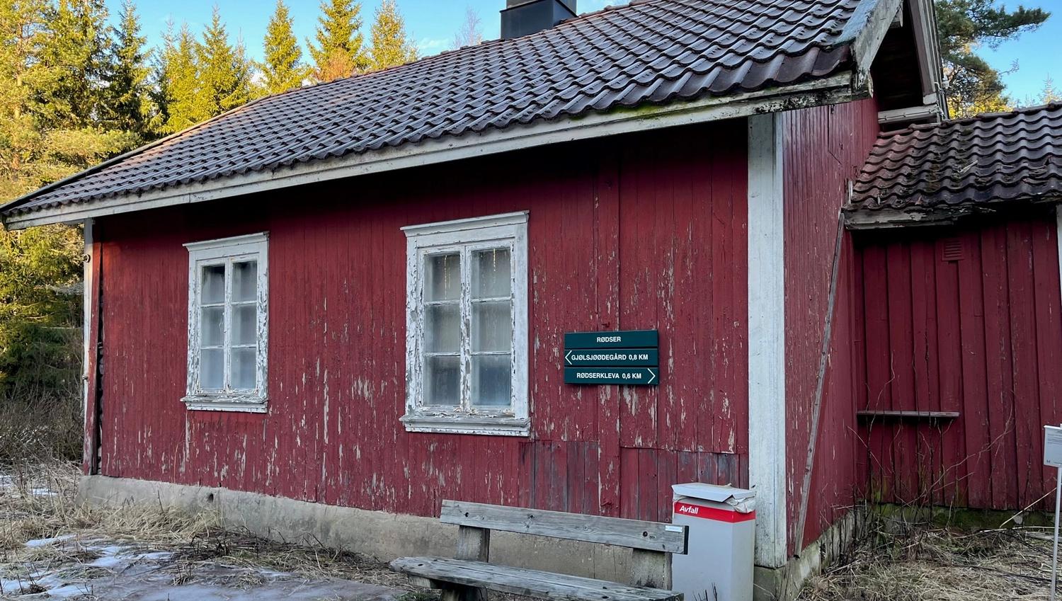Rødser; et lite rødt fraflyttet hus.