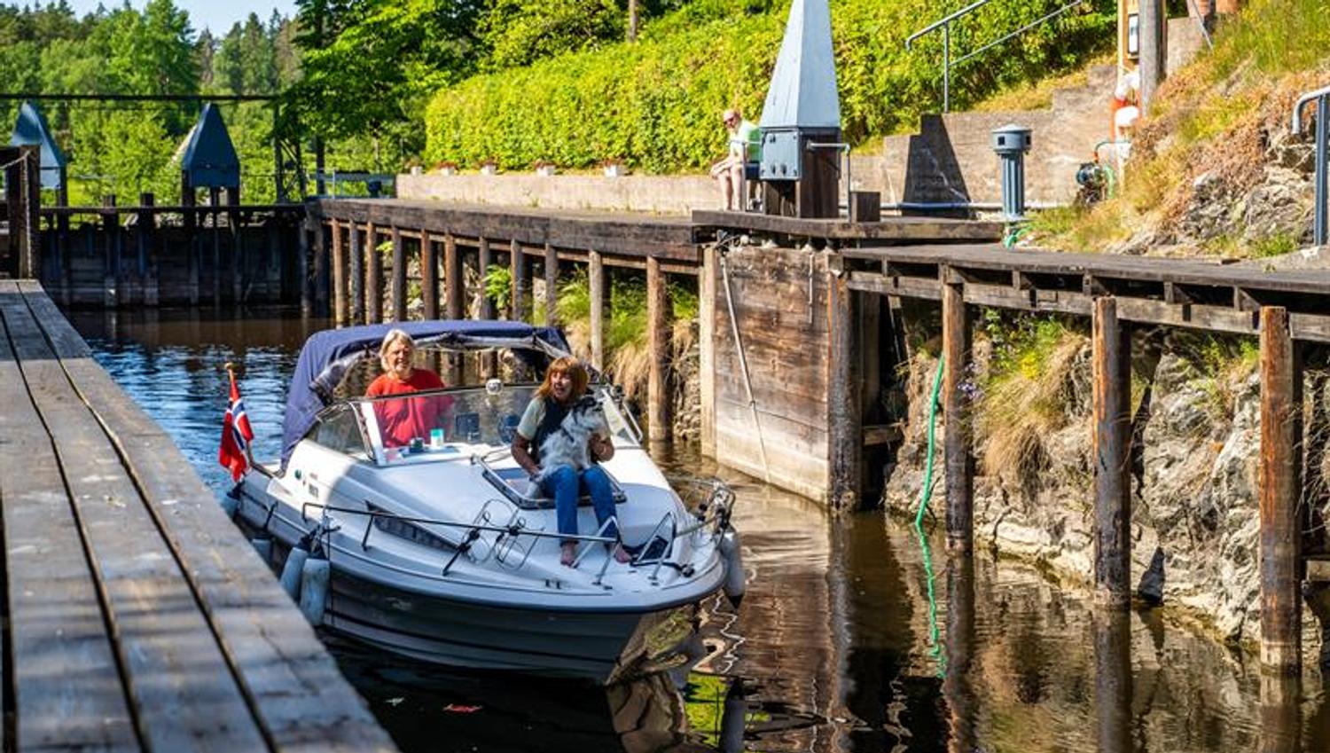 en båt i slusene