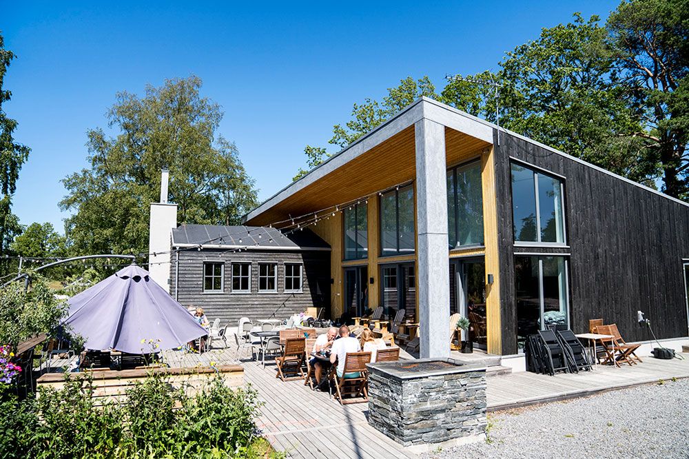 Villa Mat og Bar. Bilde av restauranthuset fra utstiden med terasse og gjester.