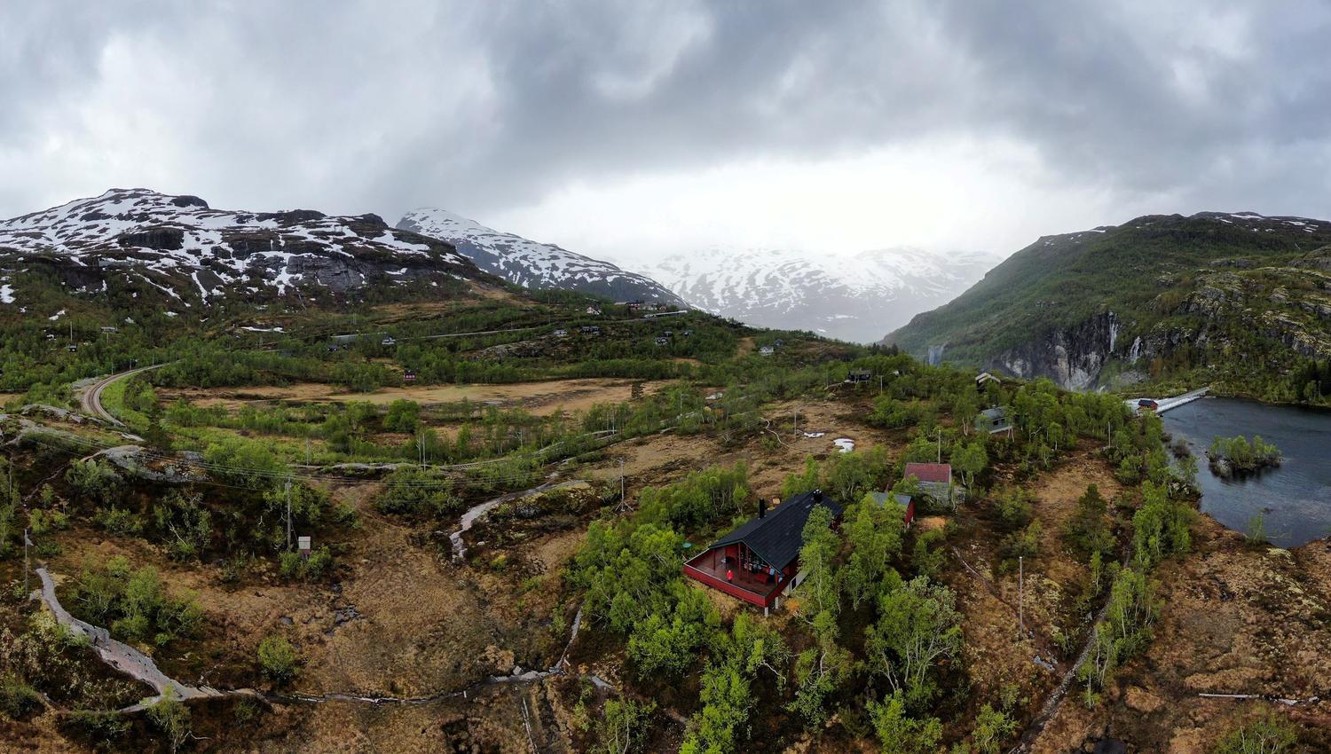 Dronebilete av område og Reinunga Eco hytte